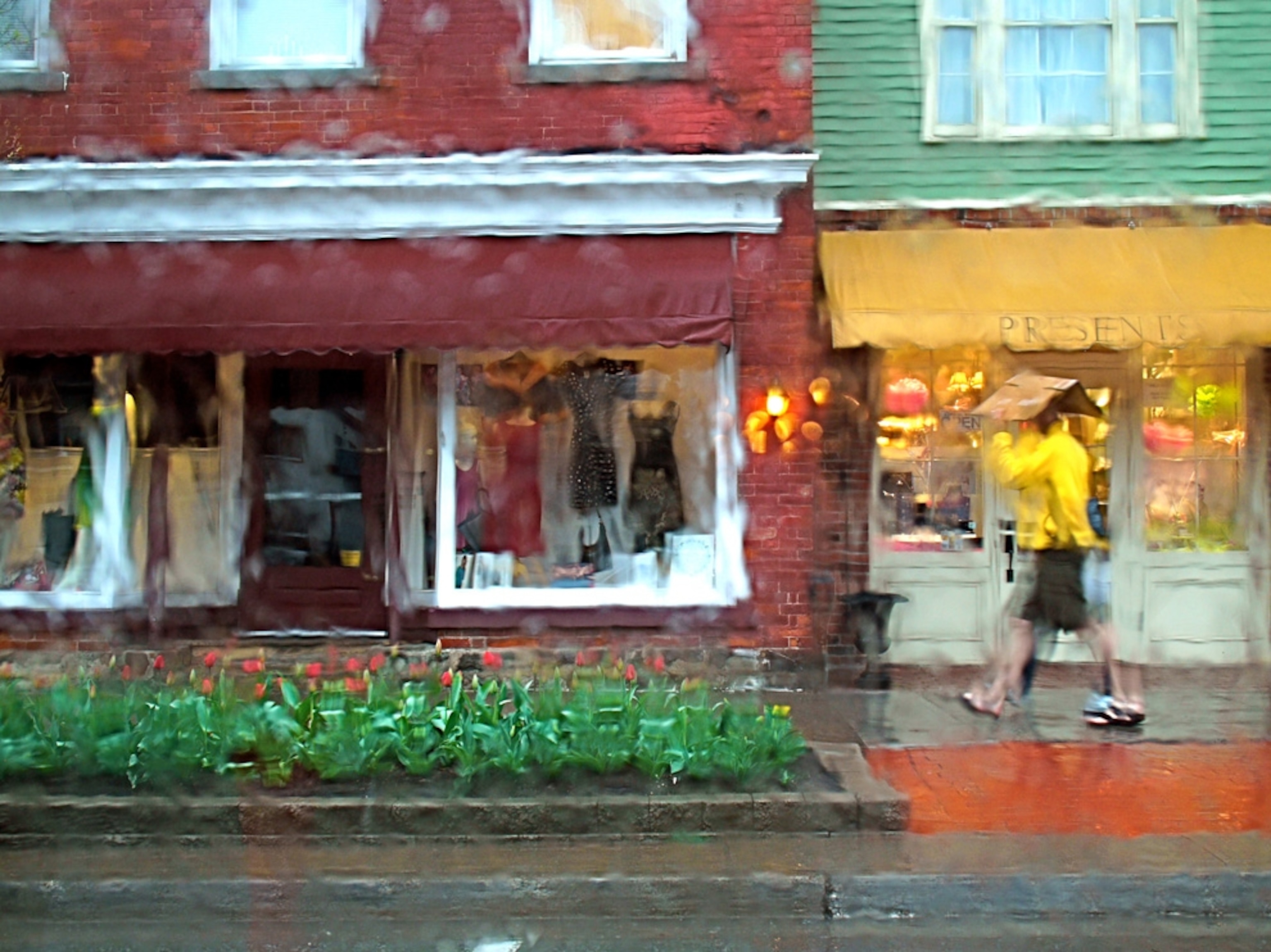 a rainy street scene in Niagara-on-the-Lake, Ontario