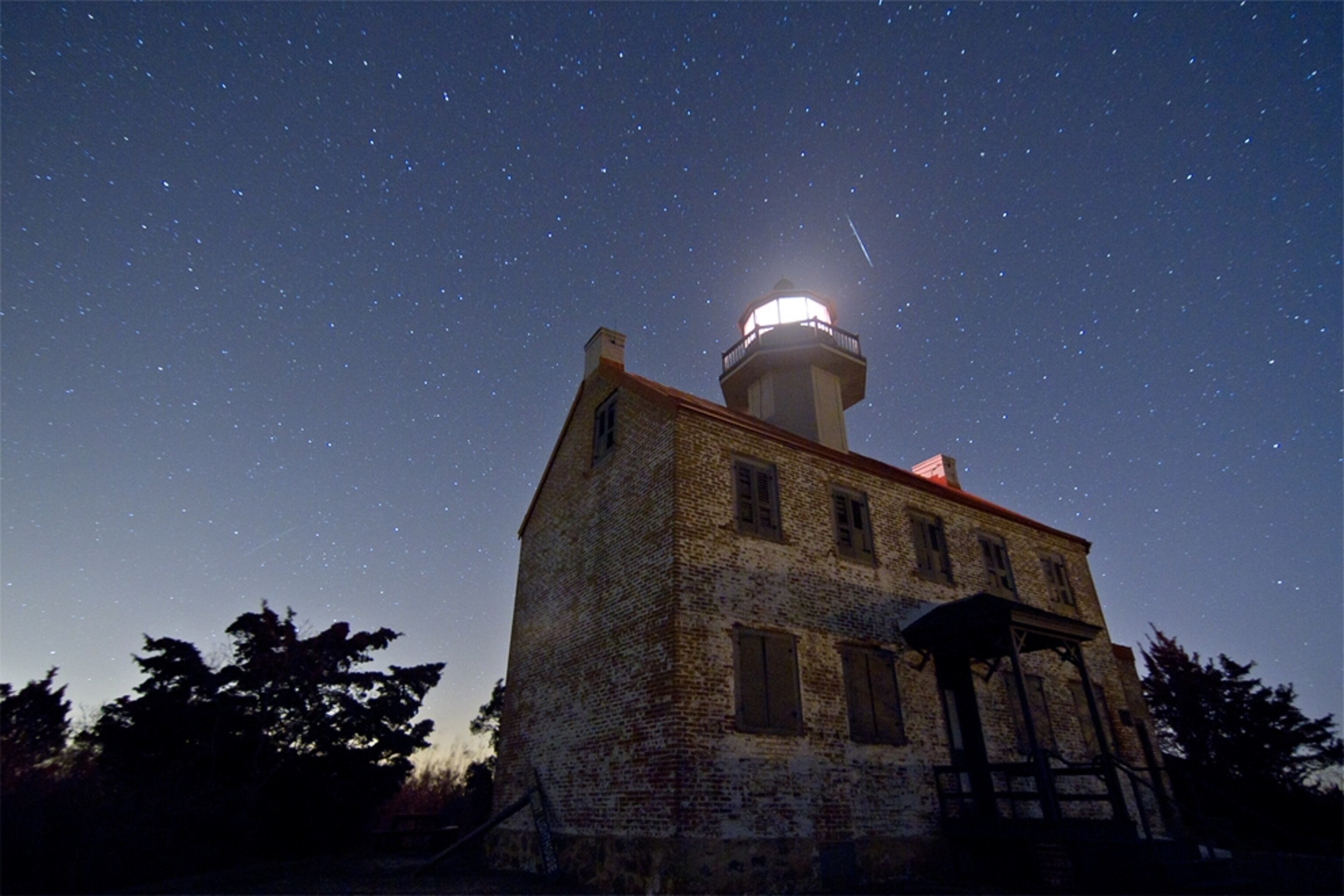 Meteor picture: a Quadrantid over a lighthouse in New Jersey