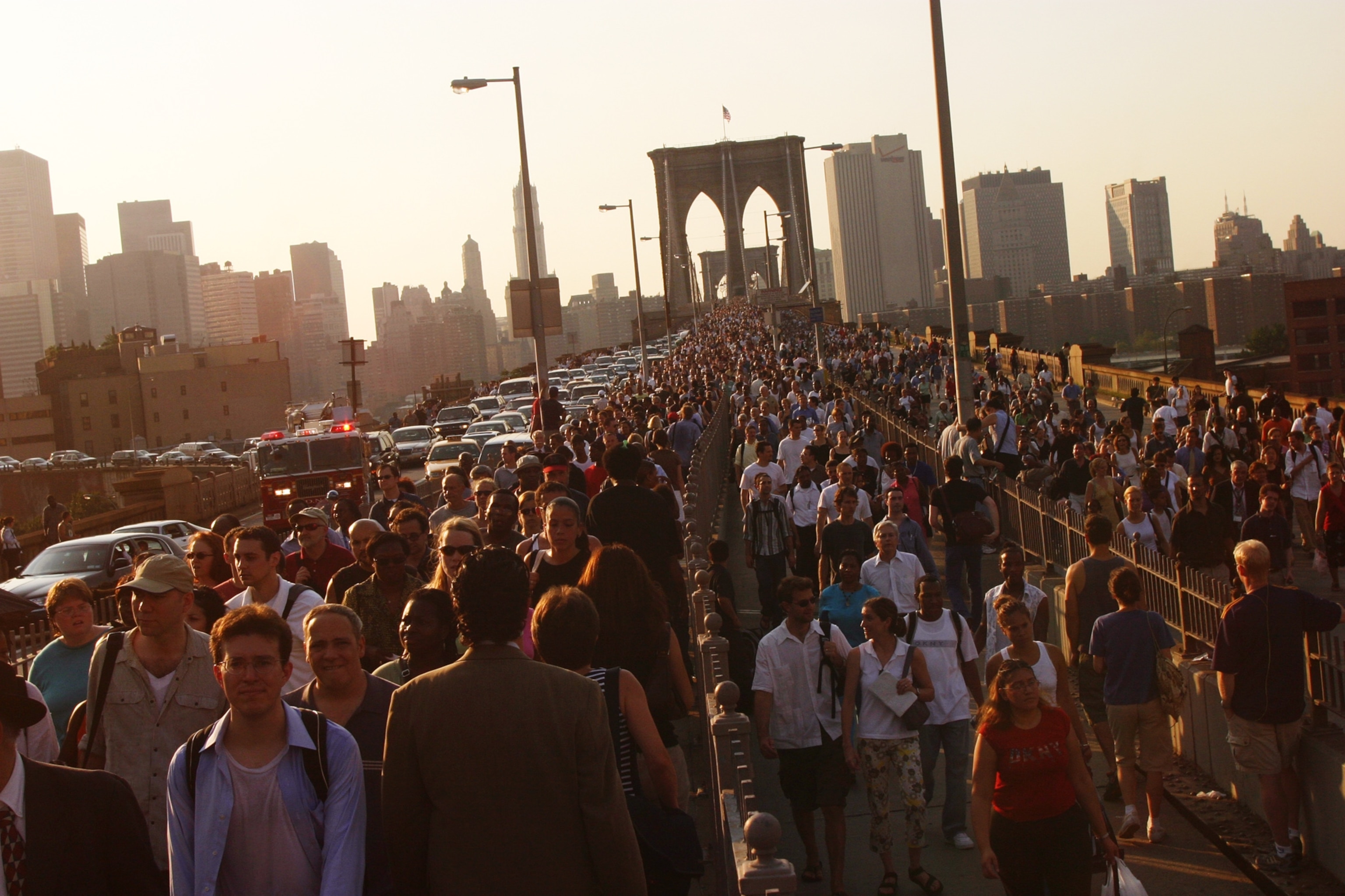 New York blackout picture - streams of New Yorkers cross the Brooklyn Bridge in the wake of a power outage in 2003