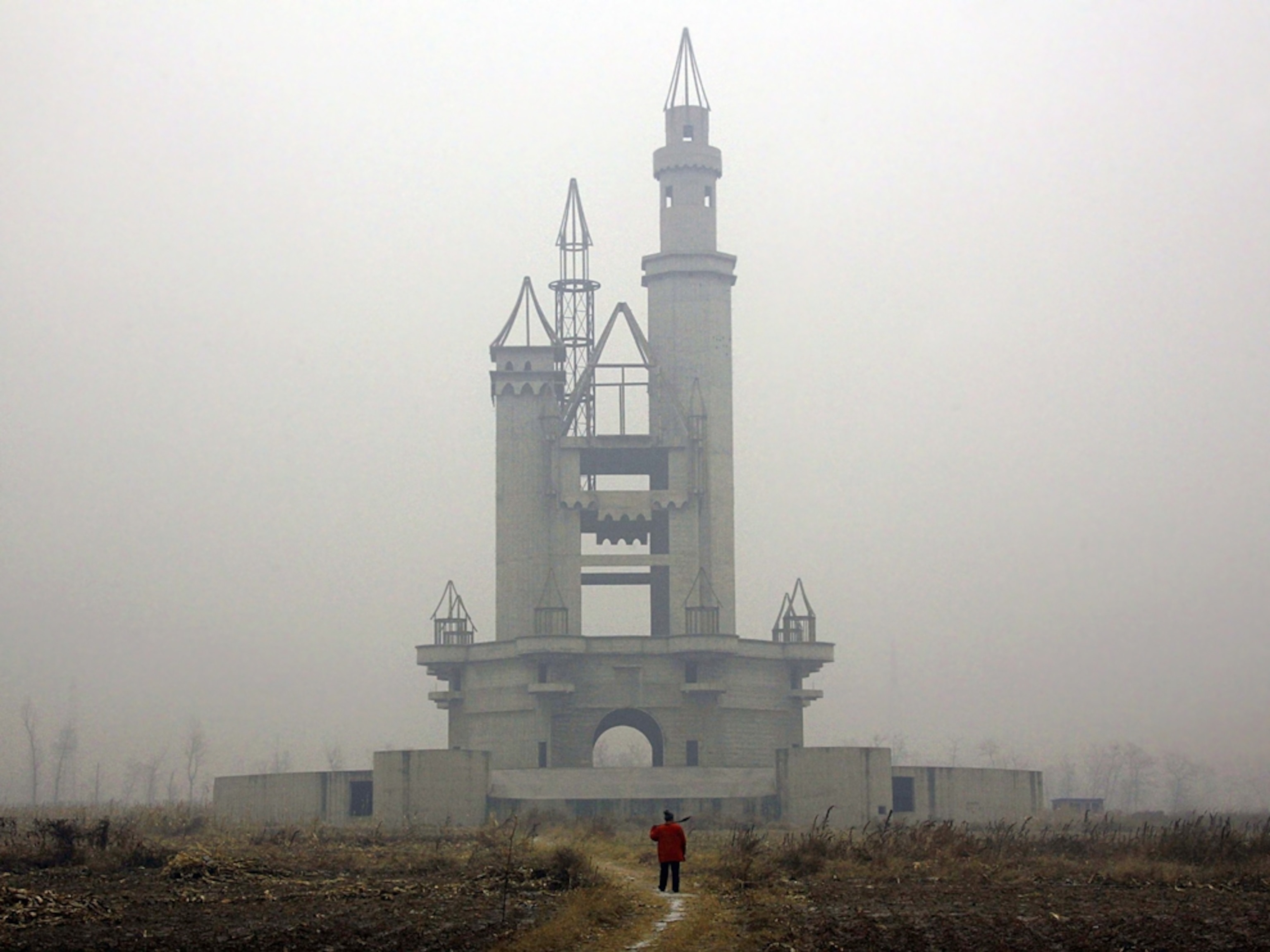 China fake Disneyland picture: fields of corn surround an unfinished building, for a gallery on Wonderland, an abandoned project to build an amusement park outside of Beijing, China
