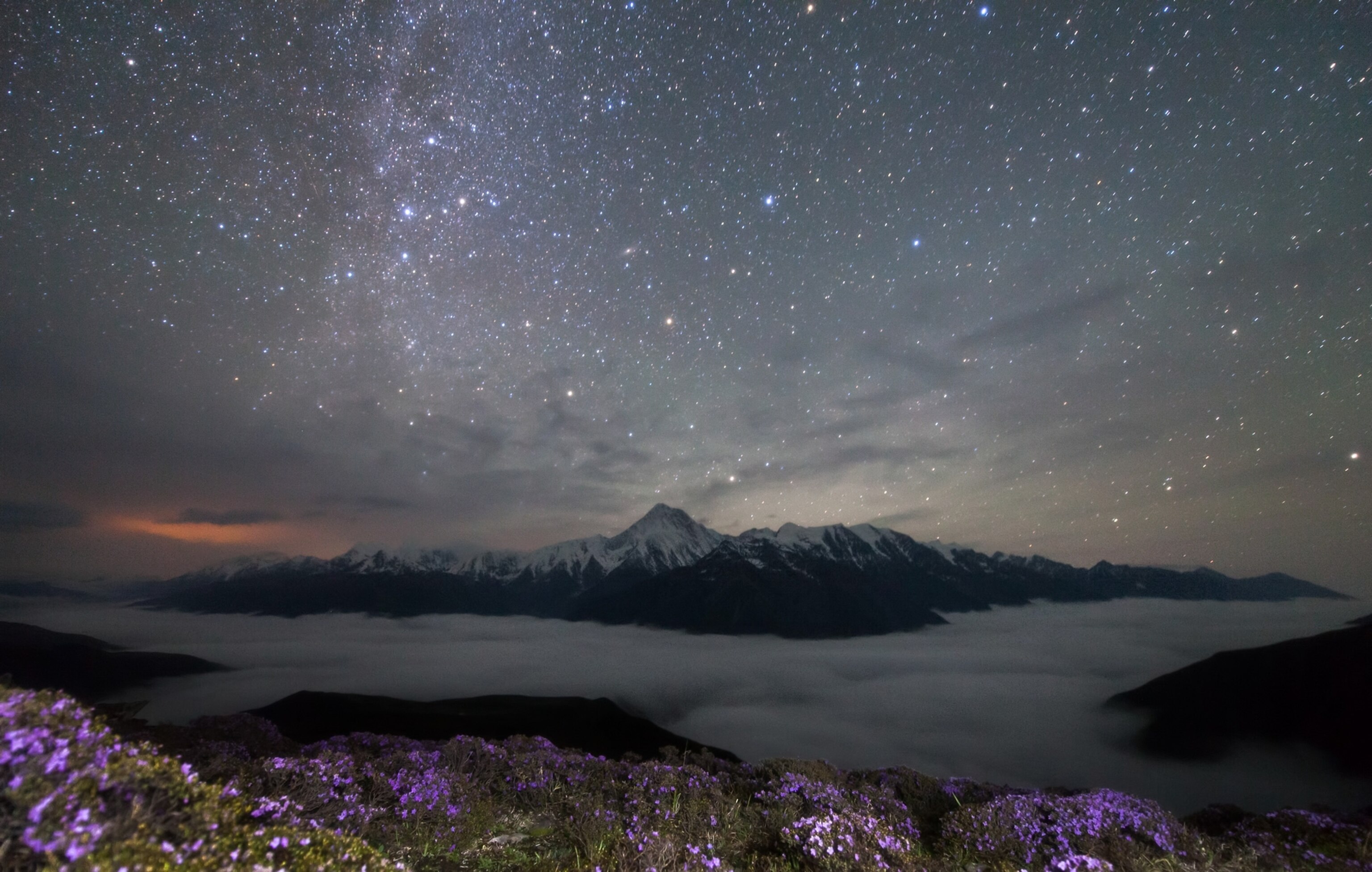 Week in Space - Picture of the Milky Way and zodiacal light above a mountain in China