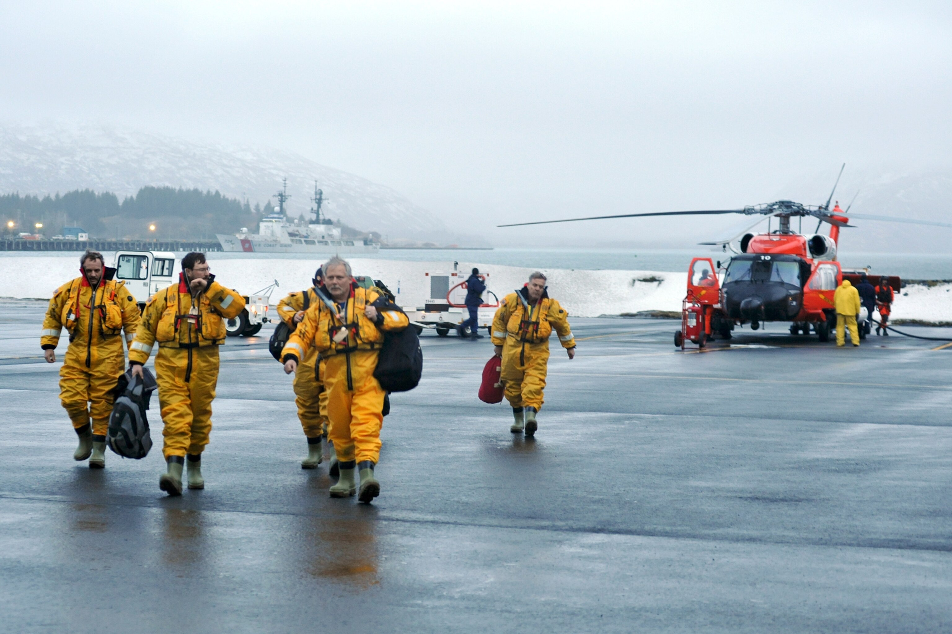 Crew of oil-drilling rig Kulluk arrive safely at Kodiak, Alaska, after evacuation on December 29, 2012