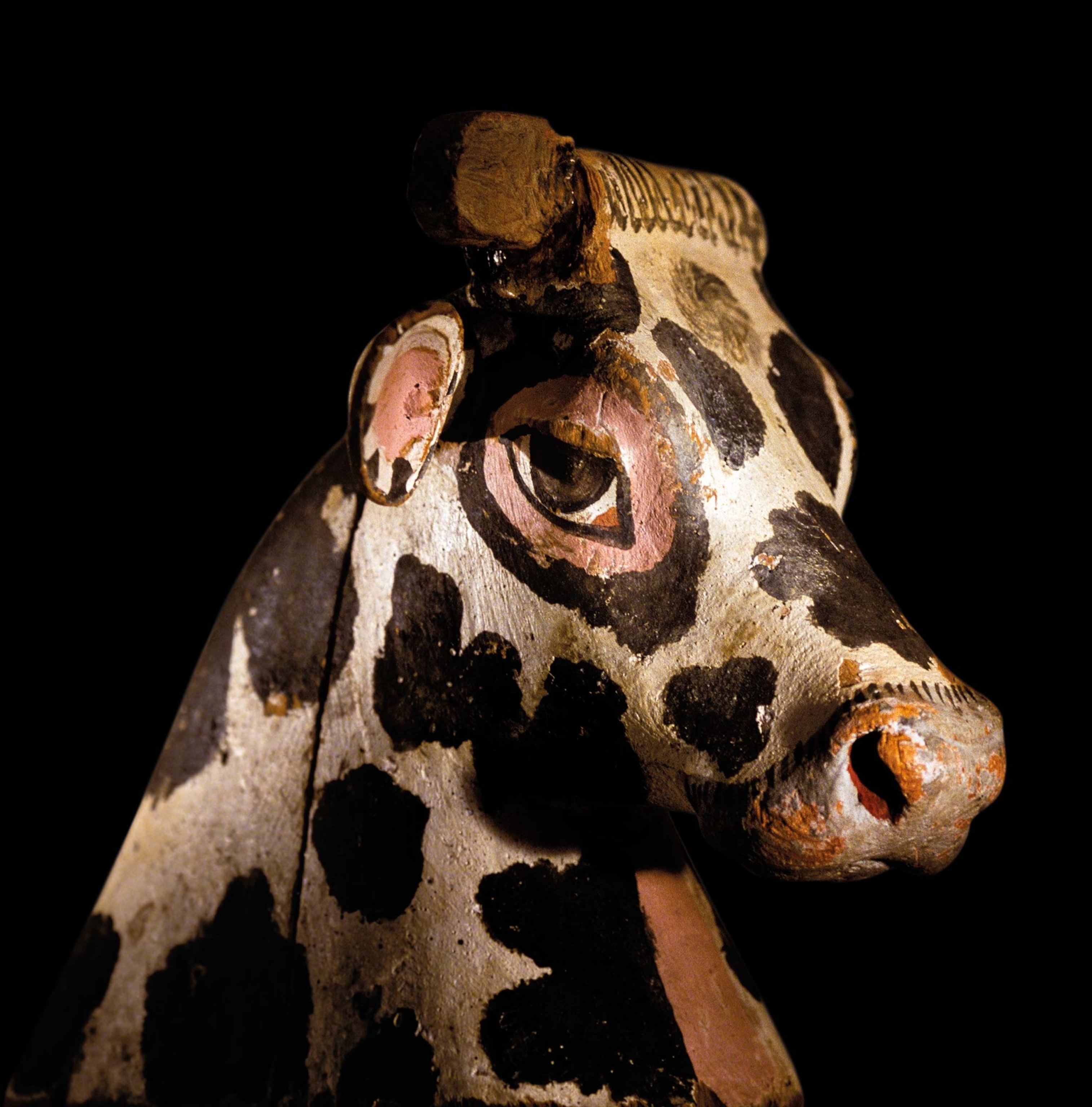 In the burial chamber of KV35, Loret discovered an almost life-size sculpted cow’s head, possibly a representation of the Egyptian goddess Hathor.