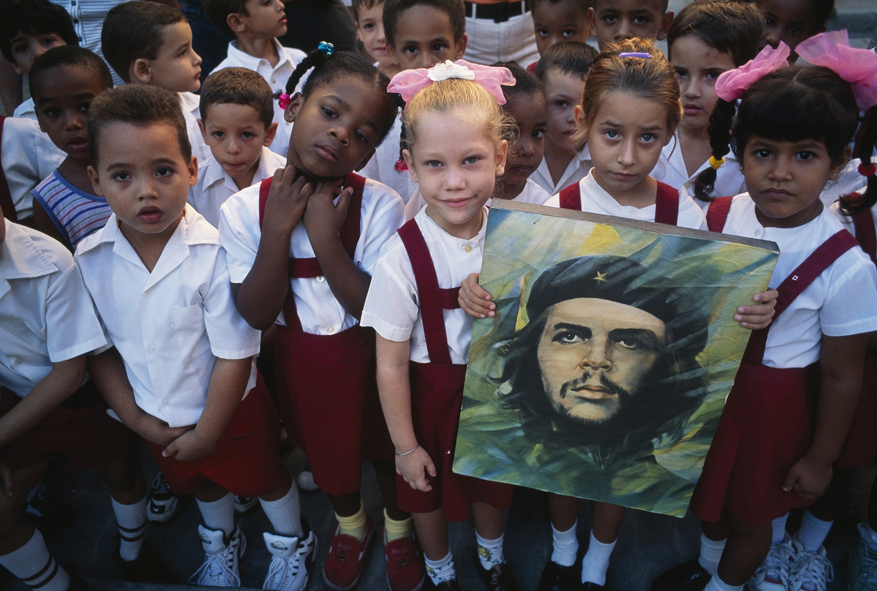 schoolgirls with Che Guevara's picture