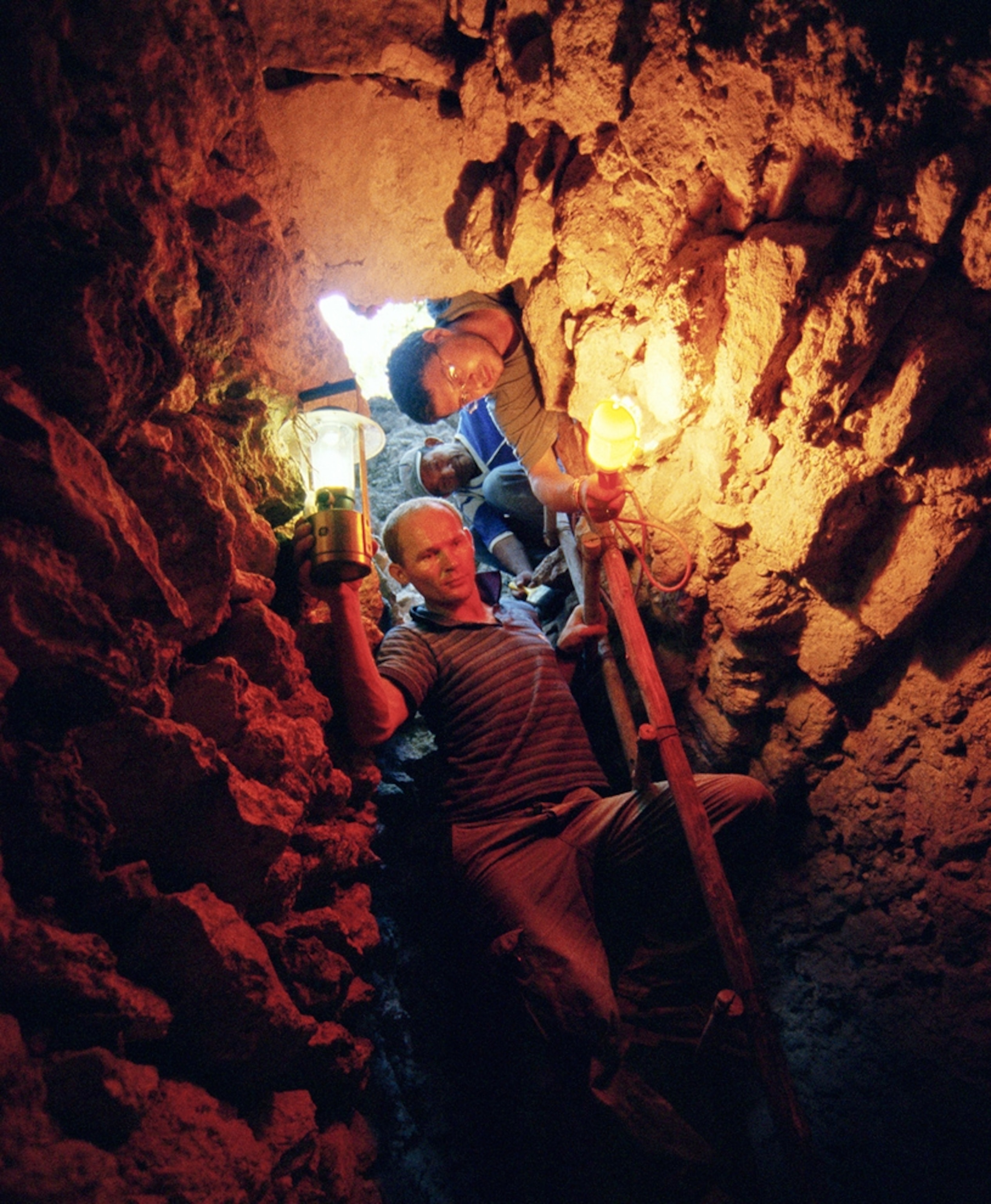 Maya pyramid picture: Scientists descend into Nakum's pyramid