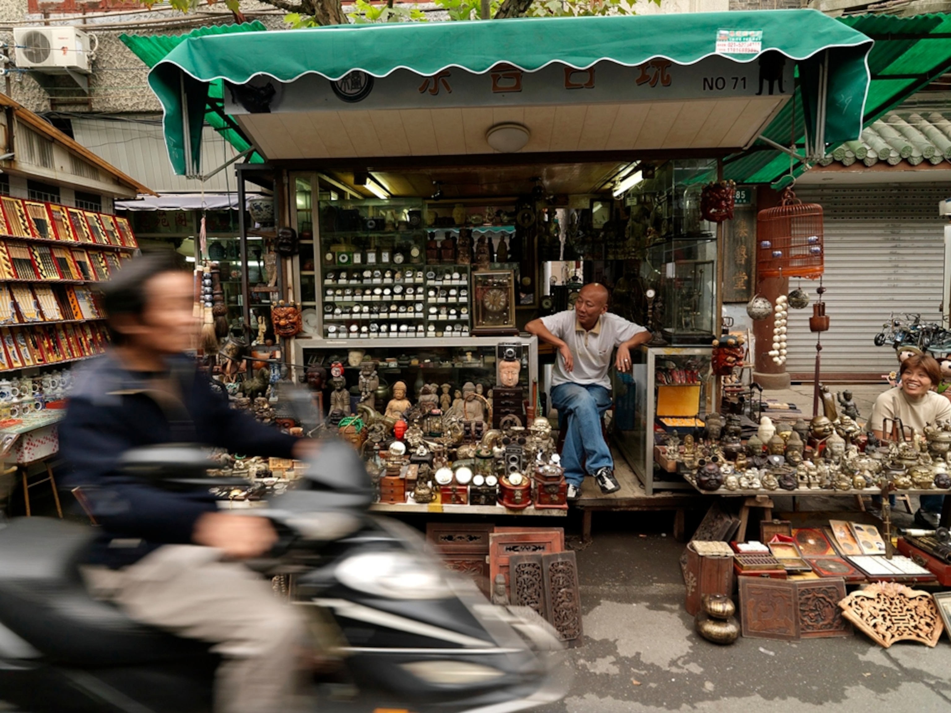 Shopkeeper on Dongtai Road, Shanghai