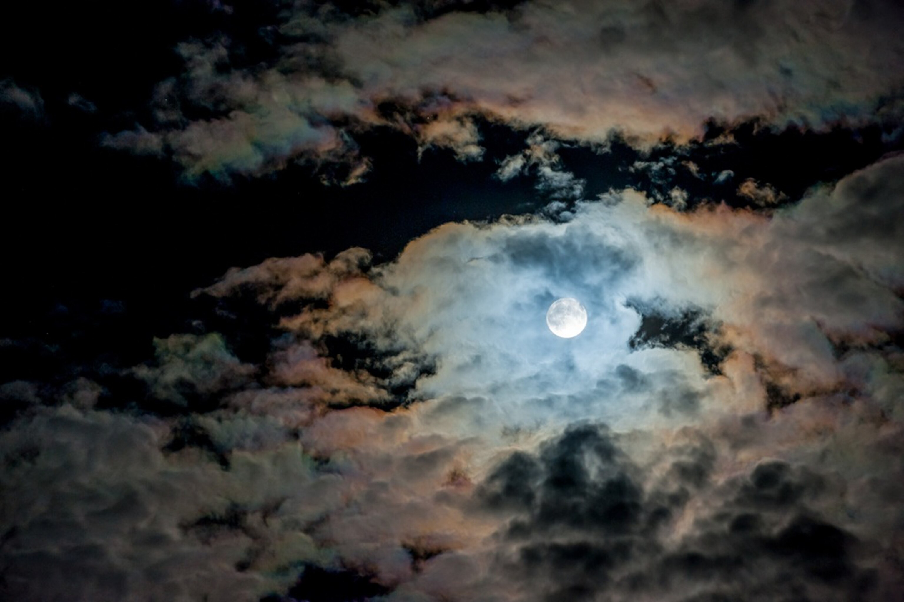 Supermoon picture: a colorful halo around the full moon, 2012