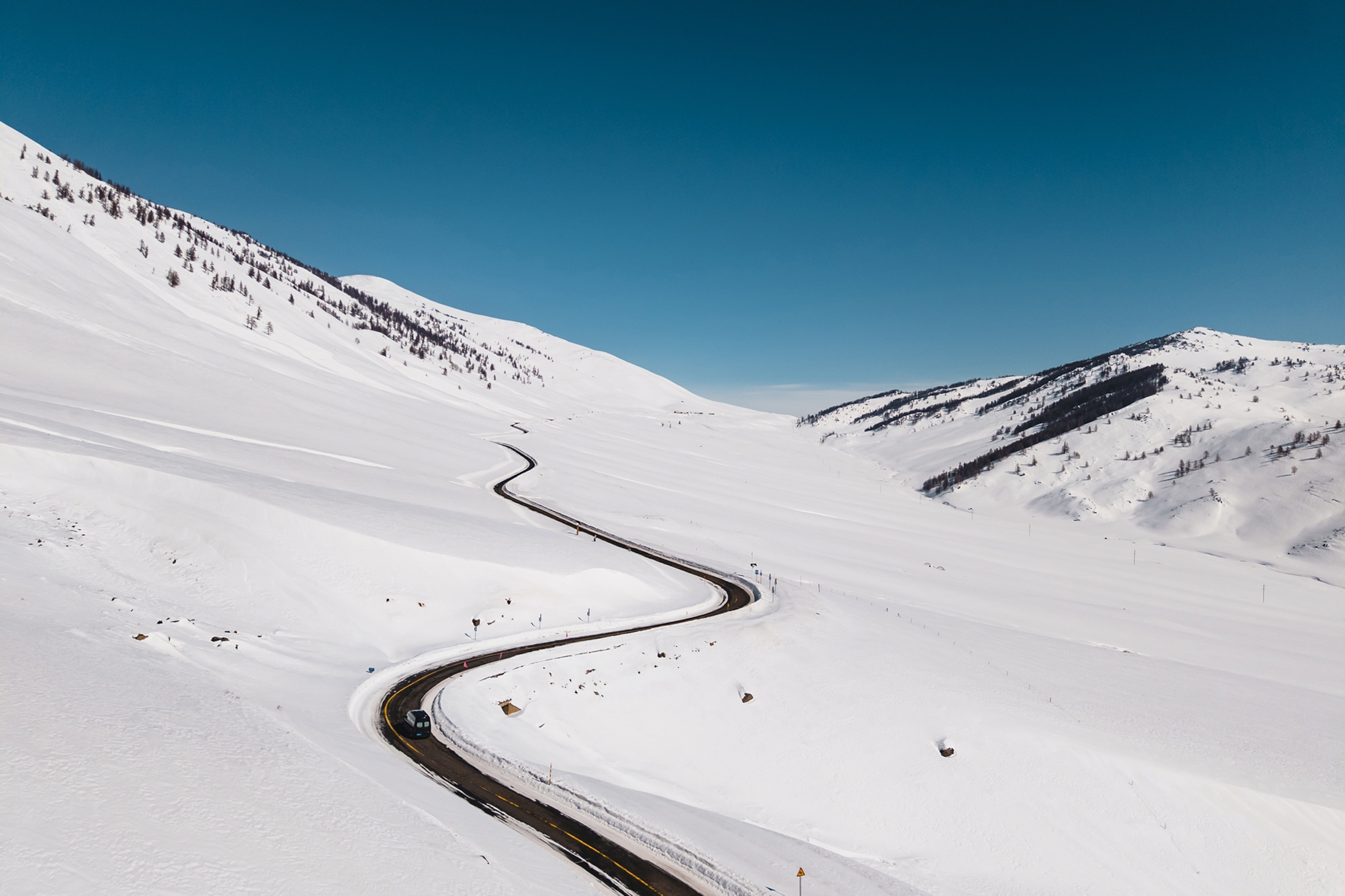 A mountain road running along a snowed-in mountain ridge.