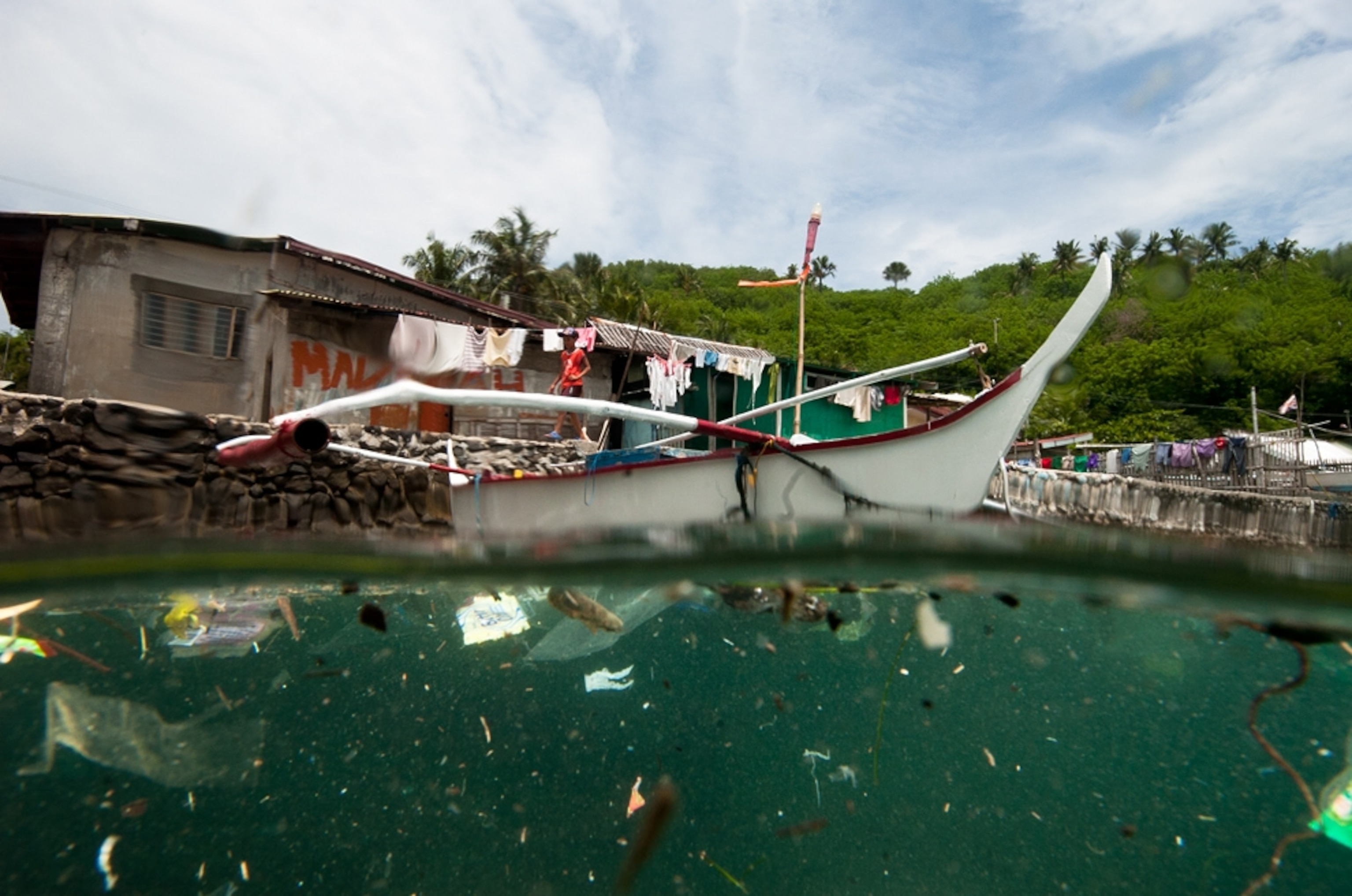 Ocean pollution picture: trash in polluted water in the Philippines, the first prize marine-conservation picture