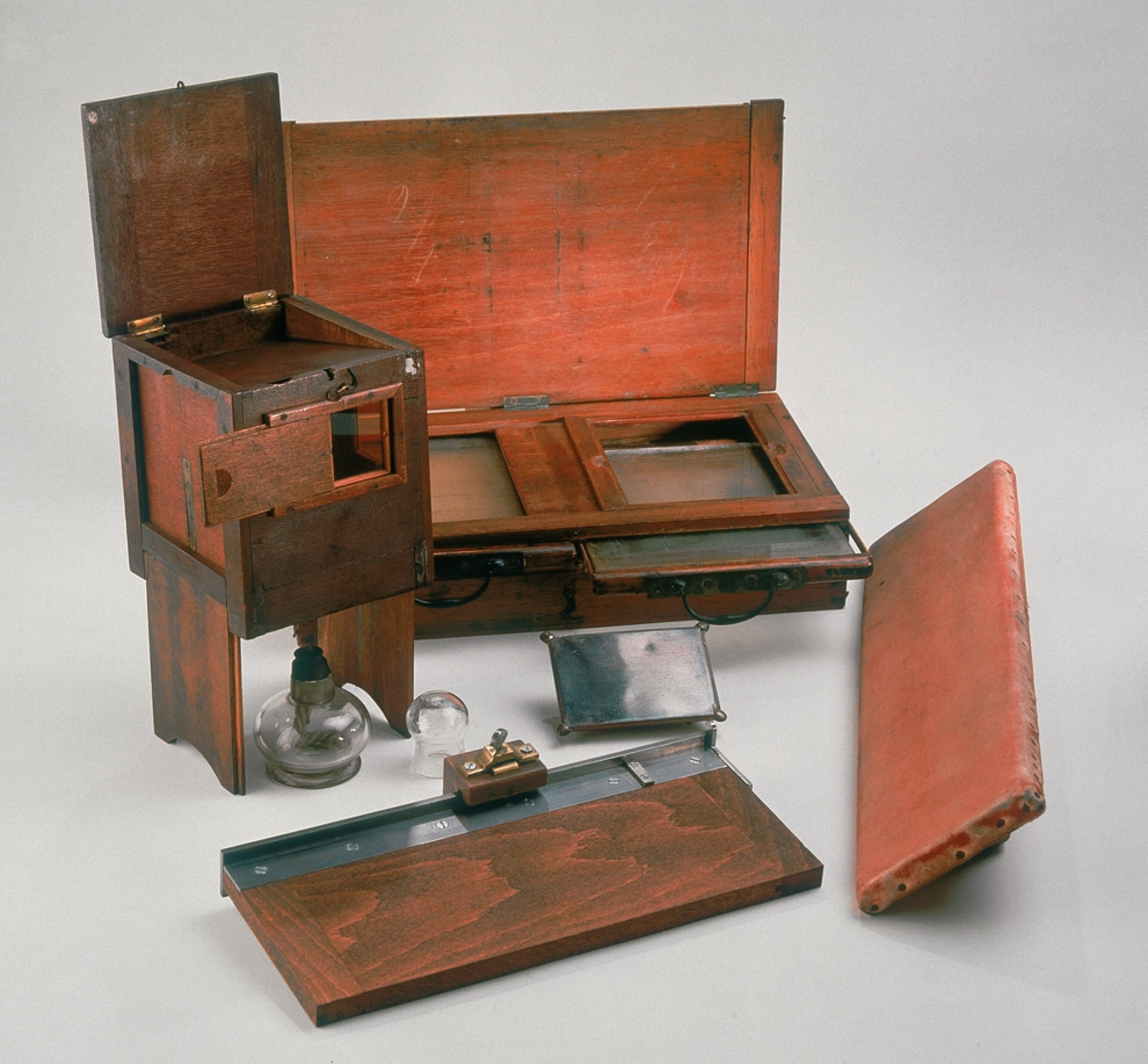 Louis Daguerre picture: picture of equipment used to make dageurreotypes