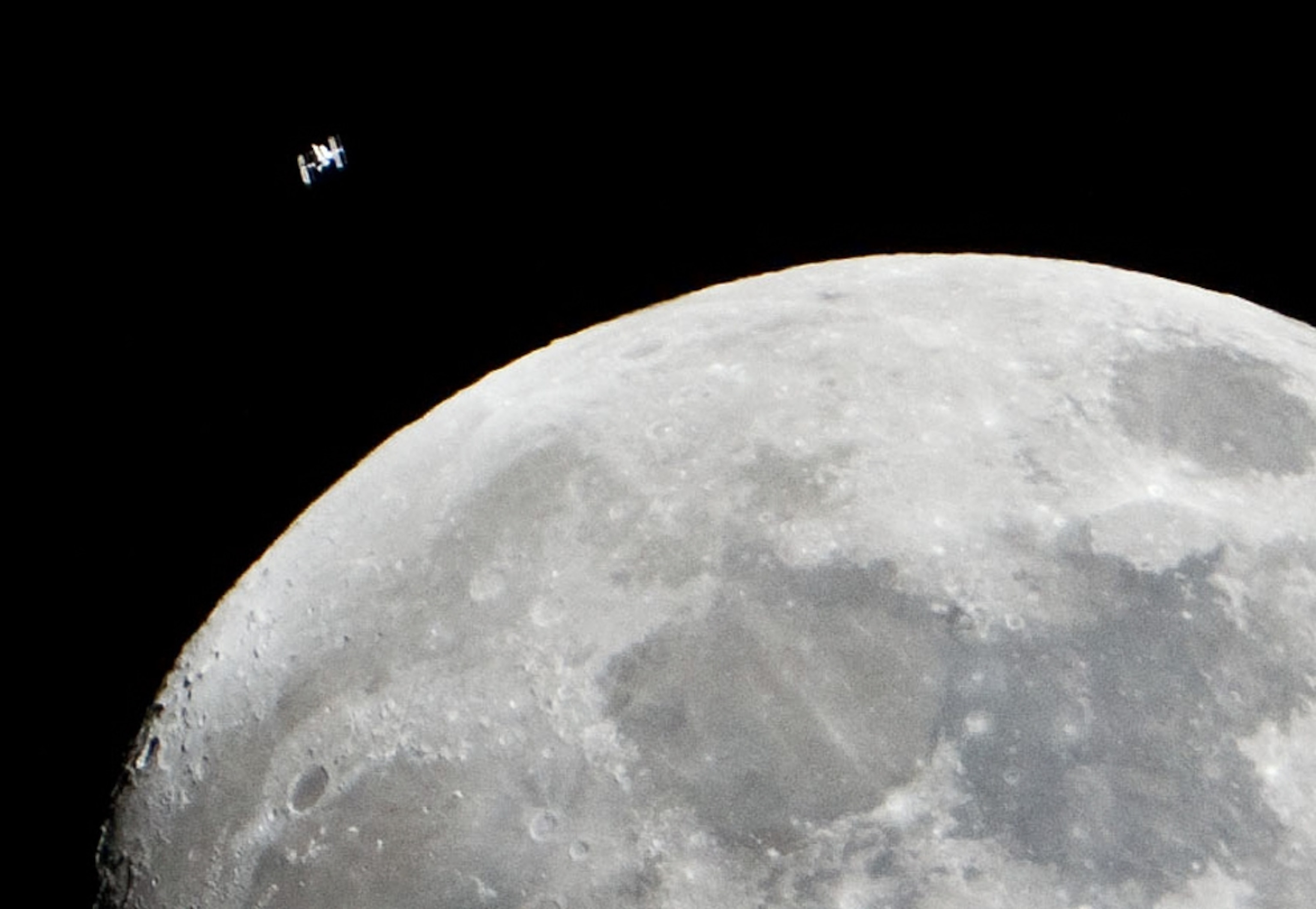 Moon picture: the International Space Station is seen in the same frame as the moon