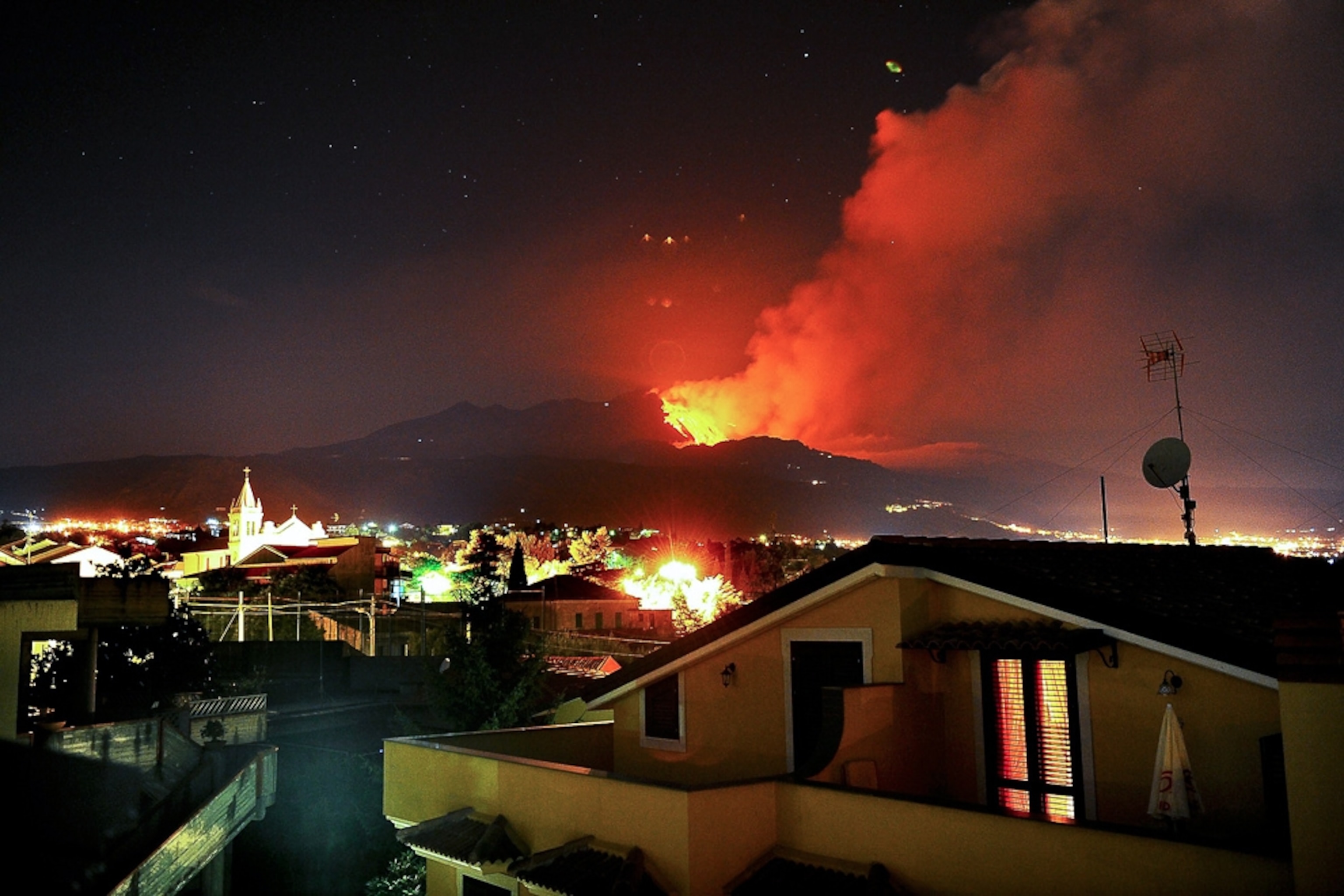 Mount Etna picture: Italy volcano eruption reddening the night sky in Catania, Sicily, on July 30