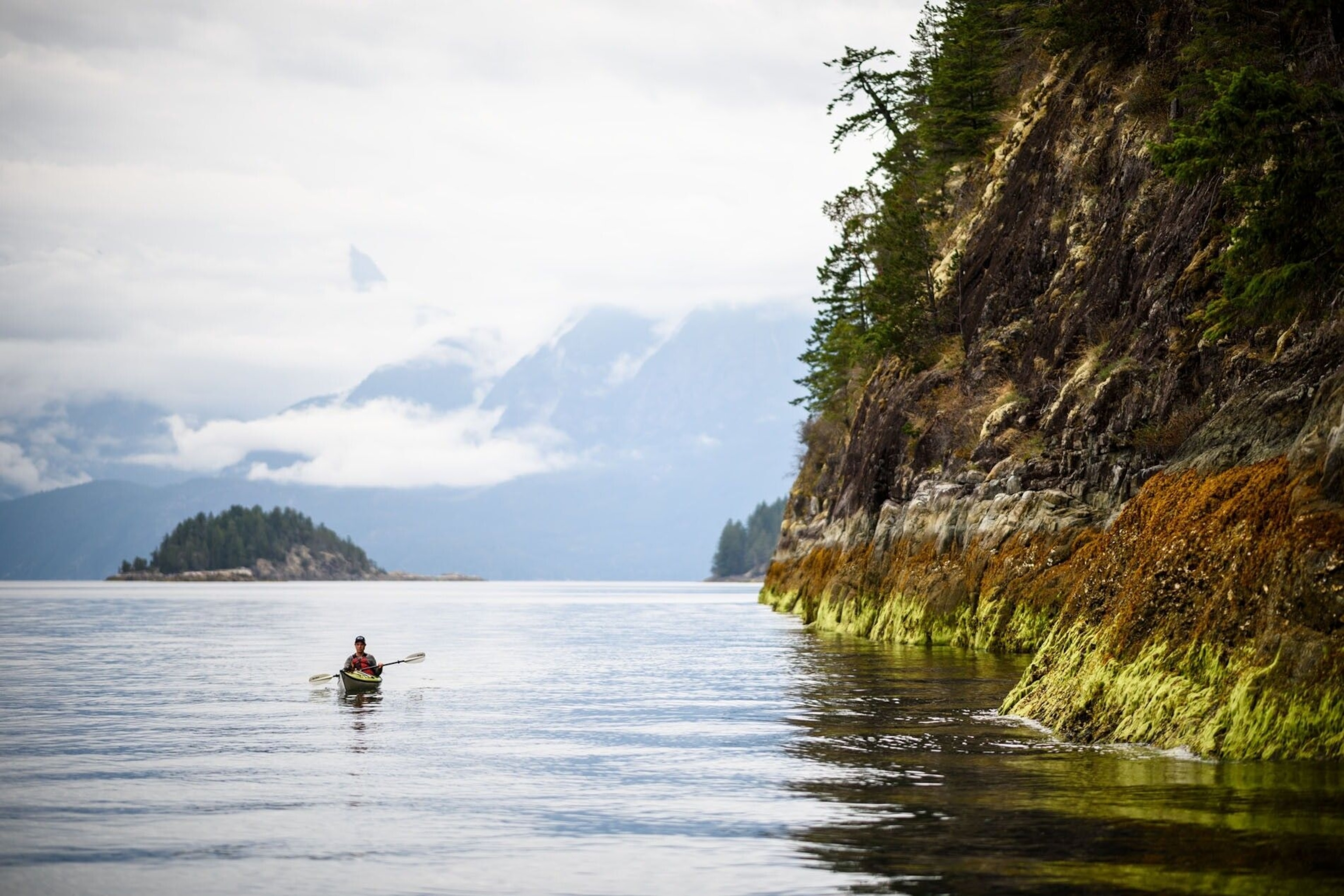 Paddling along the coastline of Desolation Sound at low tide