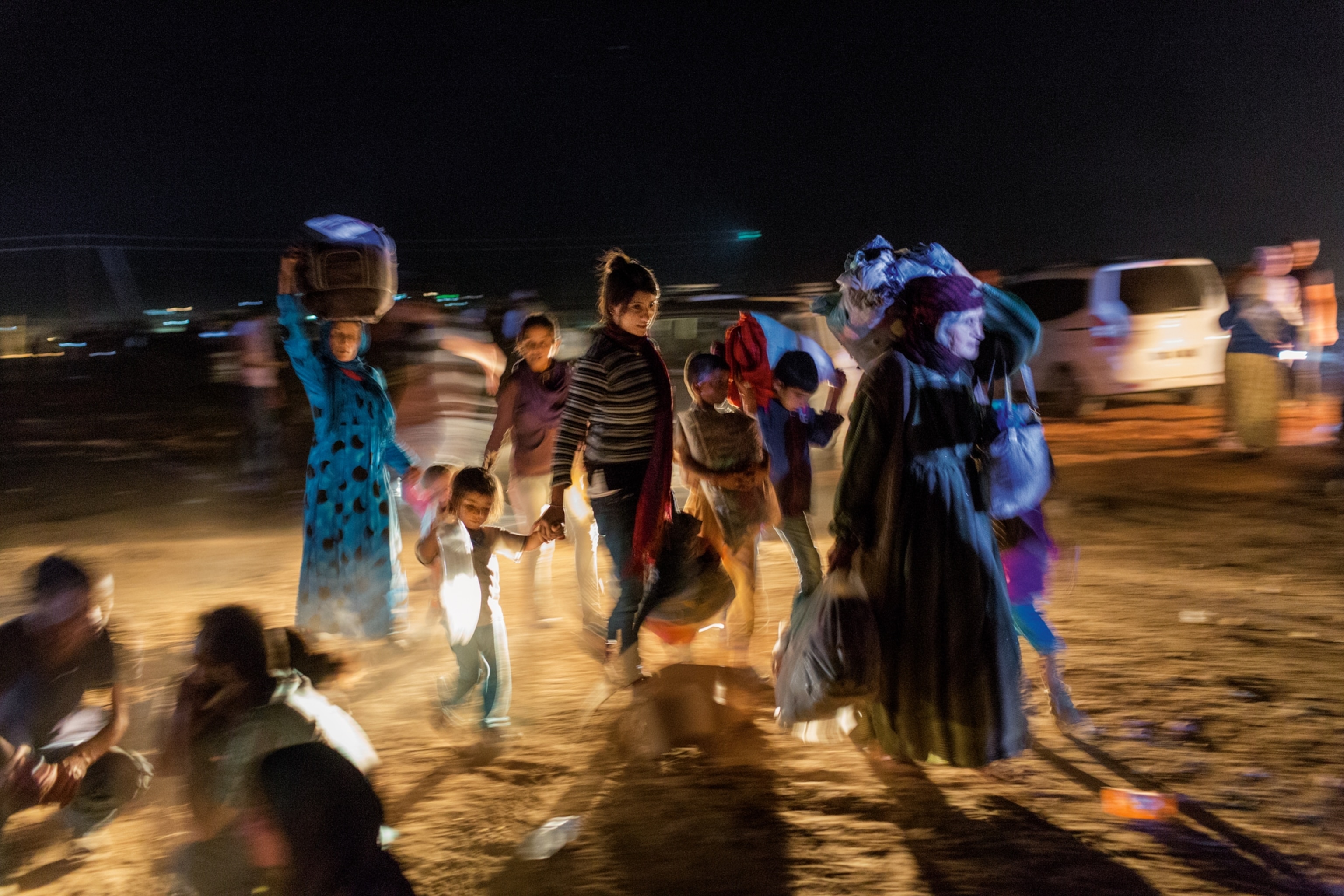 refugees moving across the Turkish border at night