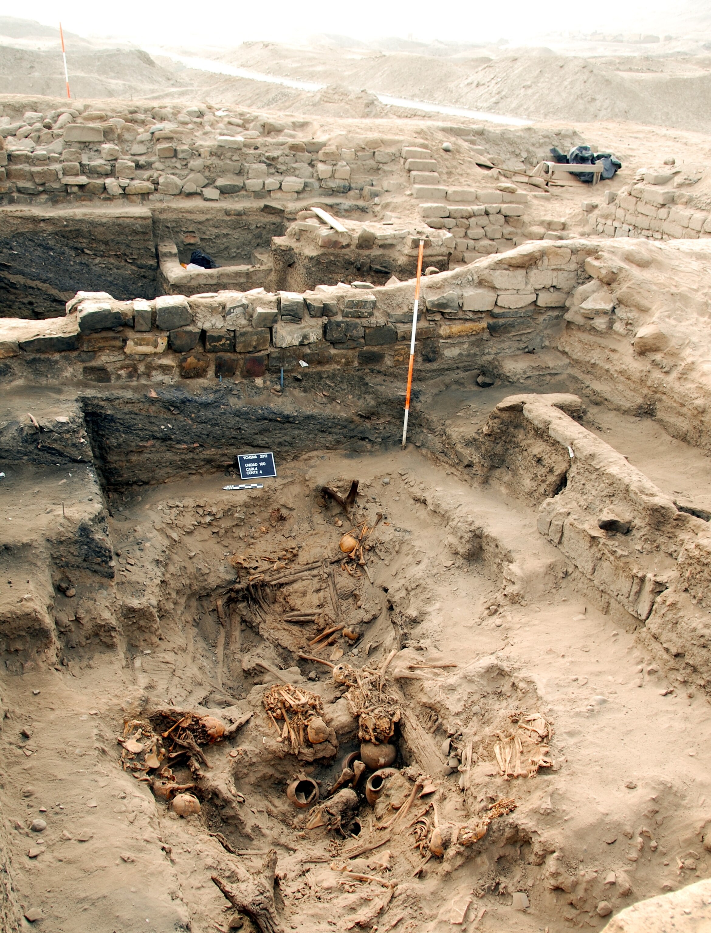 Tomb picture: 80-body burial at Pachacamac, Peru