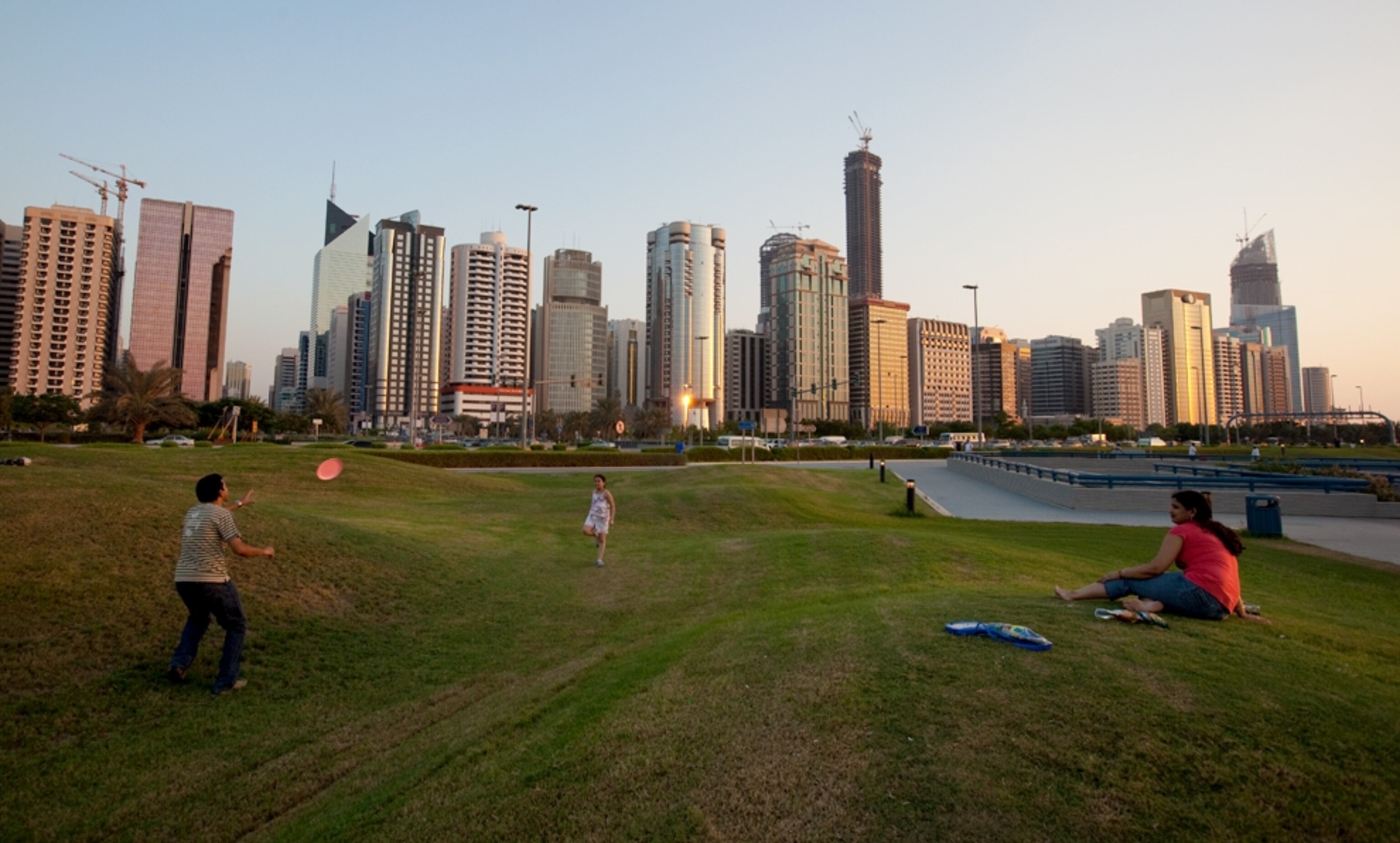 People playing Frisbee on city green space (photo)