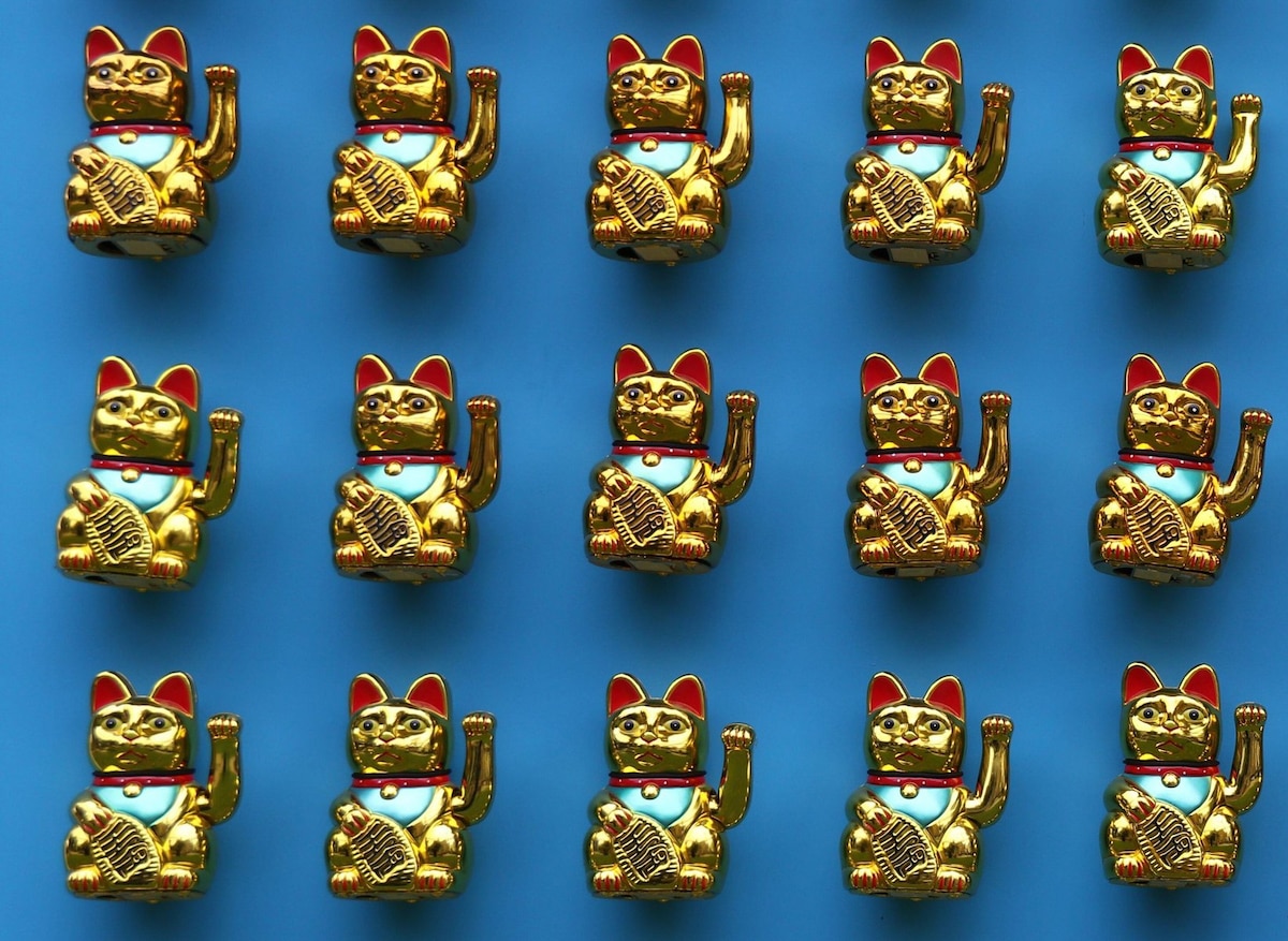 The fascinating history behind the popular 'waving lucky cat' - Vimarsana News