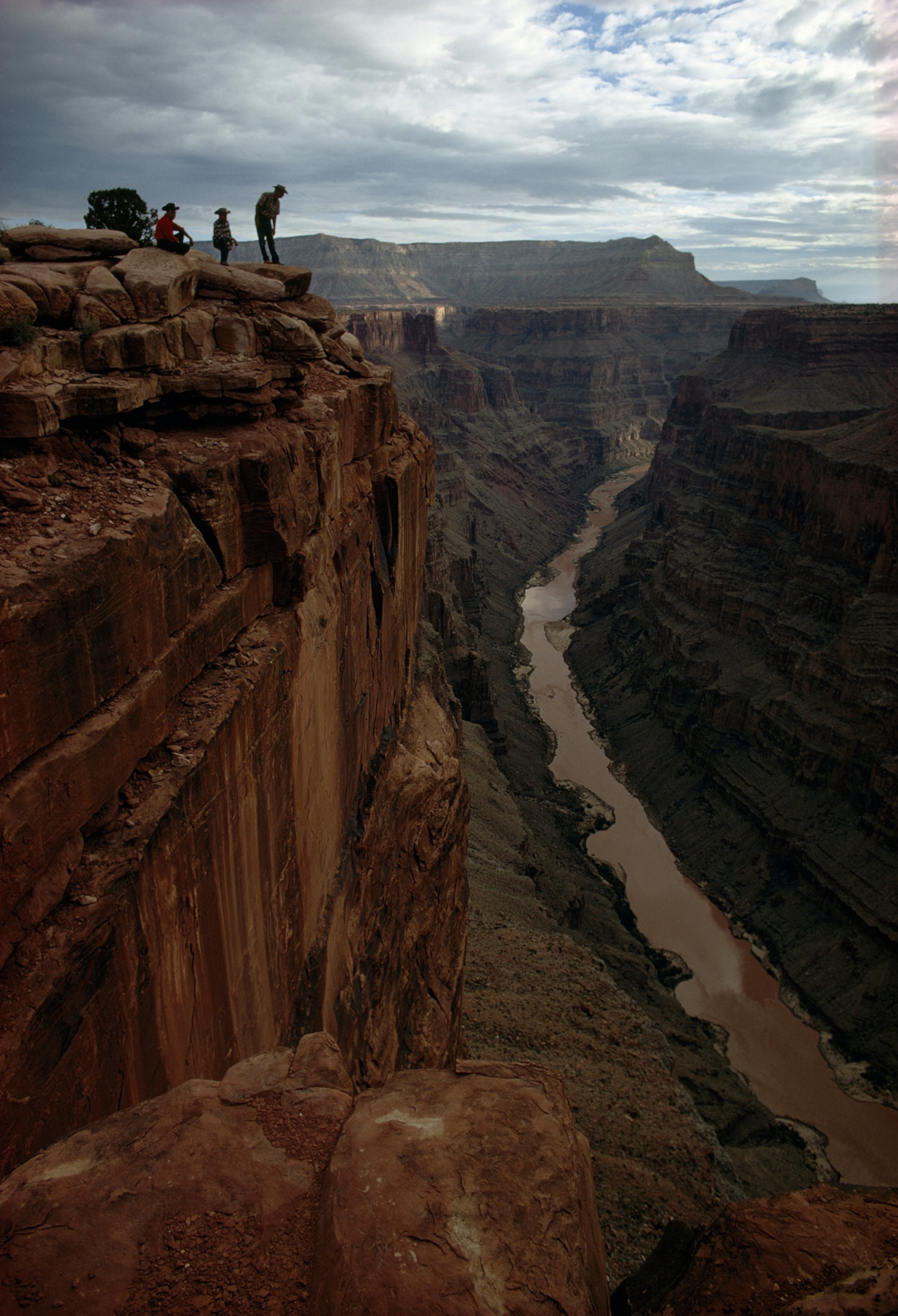 Men look over 3,000-foot drop from overlook to river.