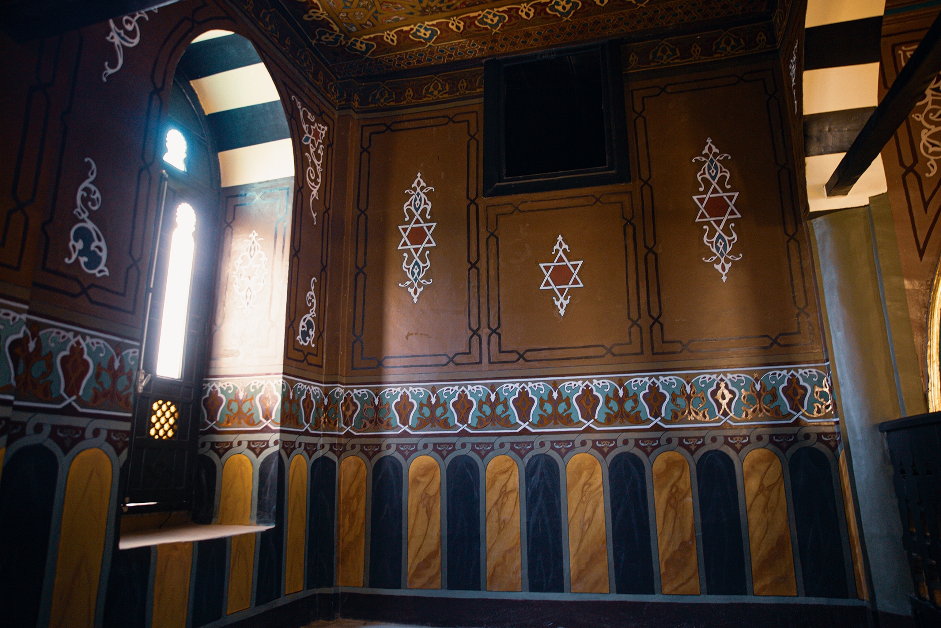 Interior of the Ben Ezra Synagogue in Cairo with an opening at the top of the wall.