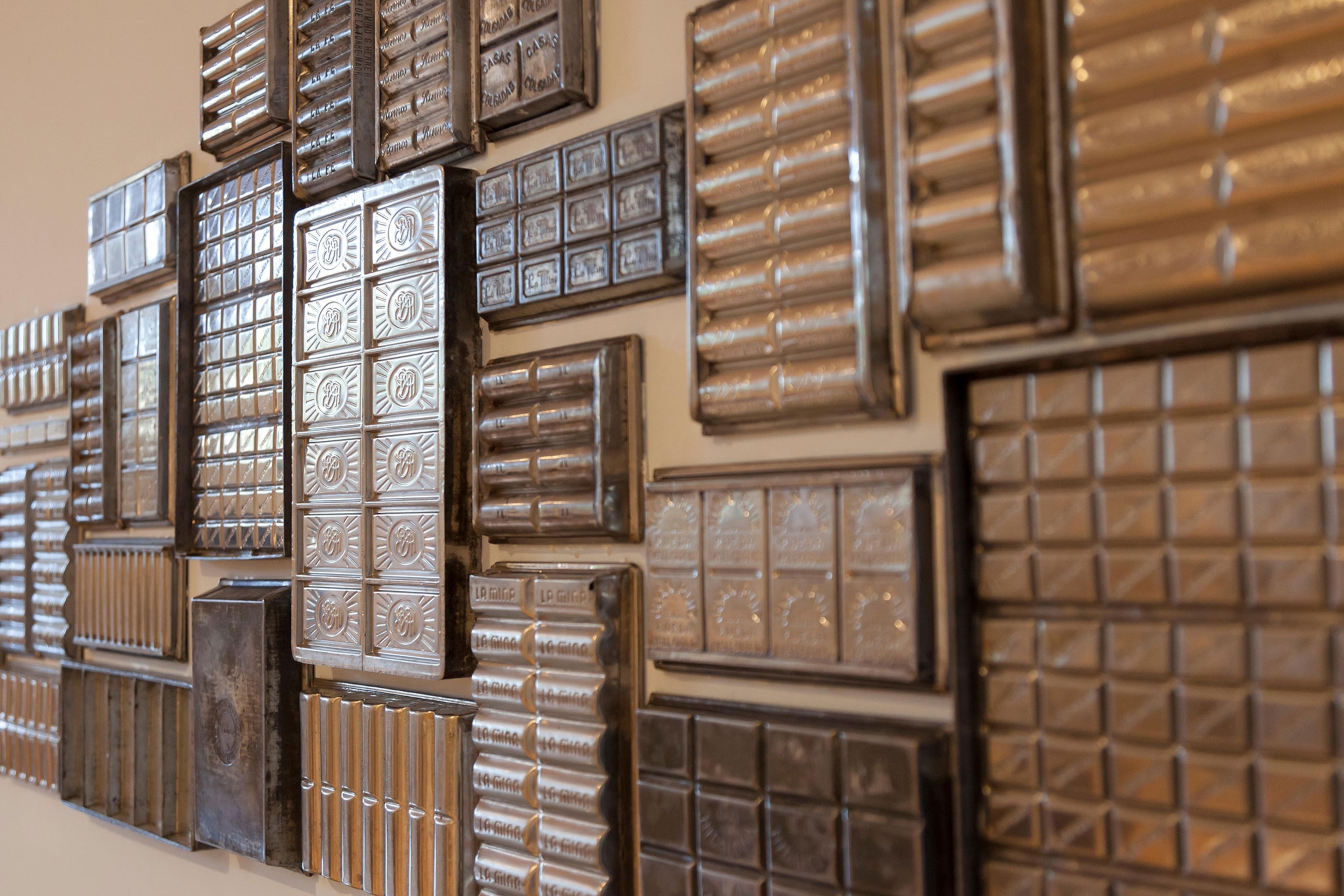 Astorga, Spain: Rows of antique chocolate molds line the walls at El Museo del Chocolate.