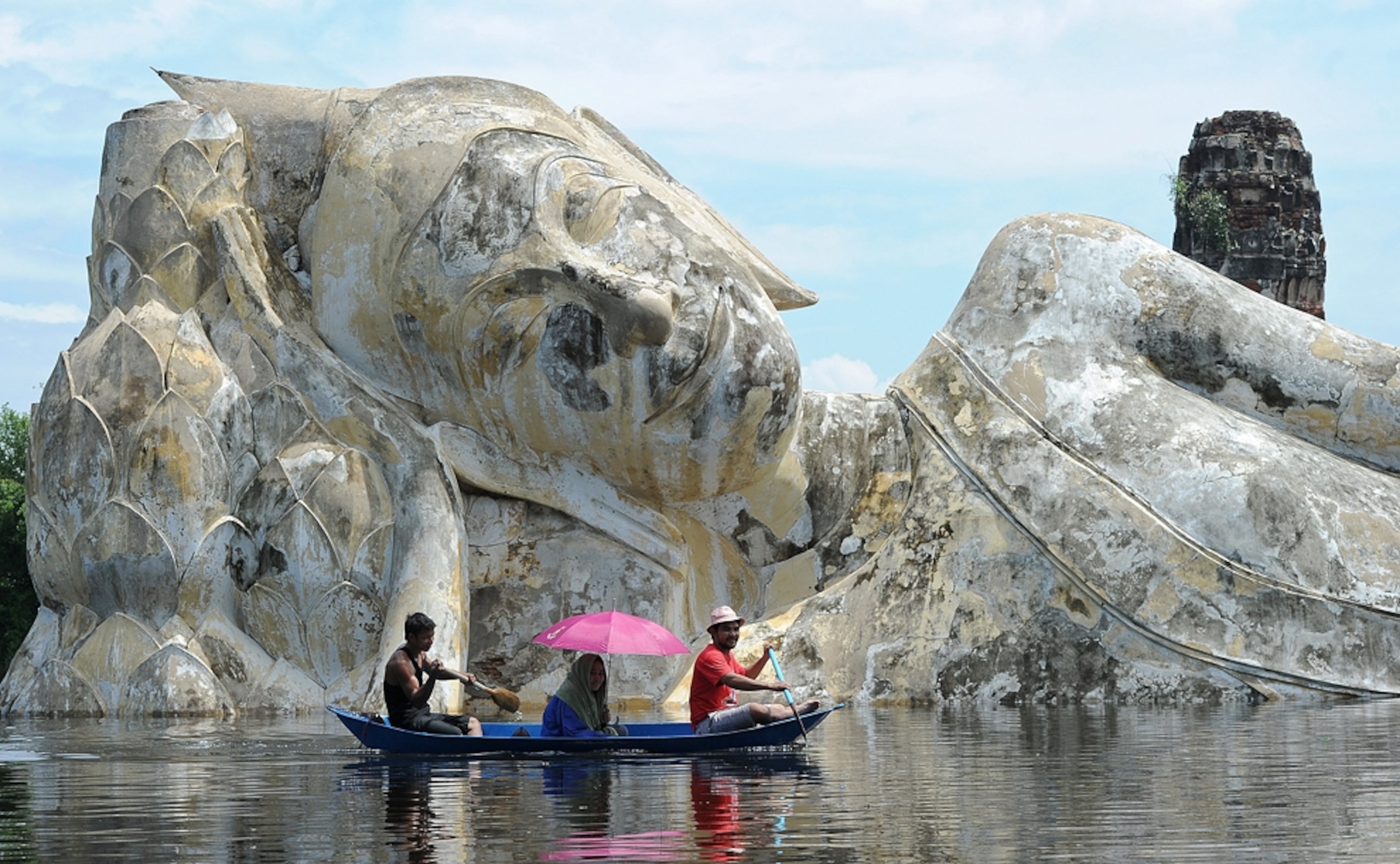 Thailand flooding picture: flooded Buddha statue