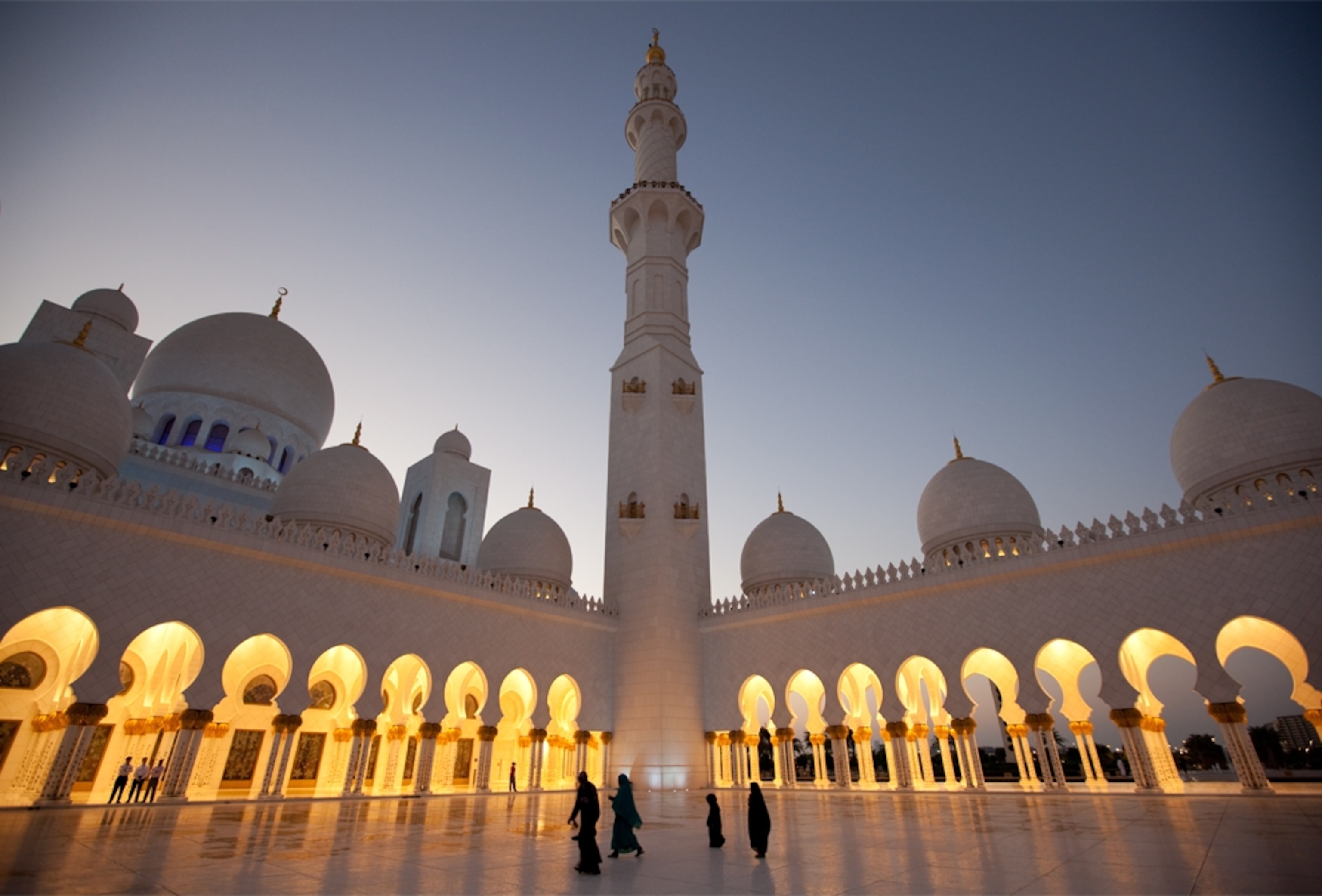Interior courtyard of Sheikh Zayed Mosque in Abu Dhabi at night