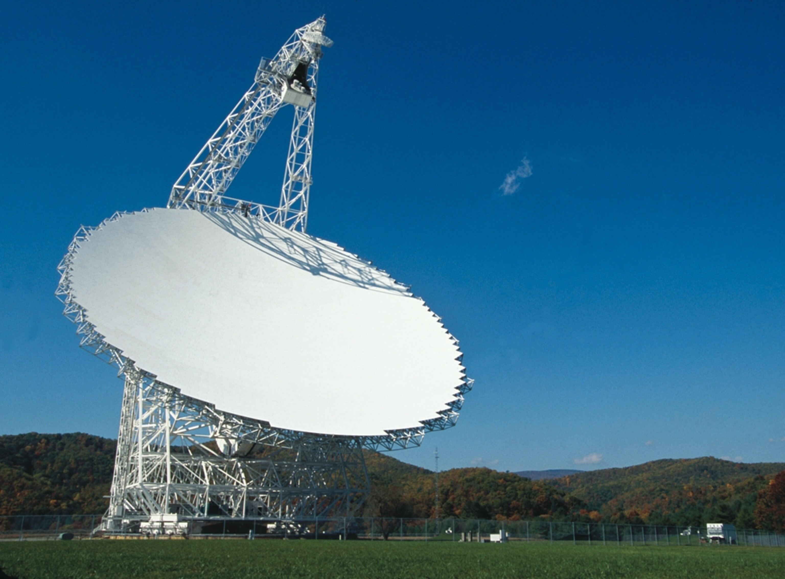 Image courtesy NRAO/AUI The GBT is the world's largest fully steerable radio telescope. It is located in Green Bank, West Virginia.