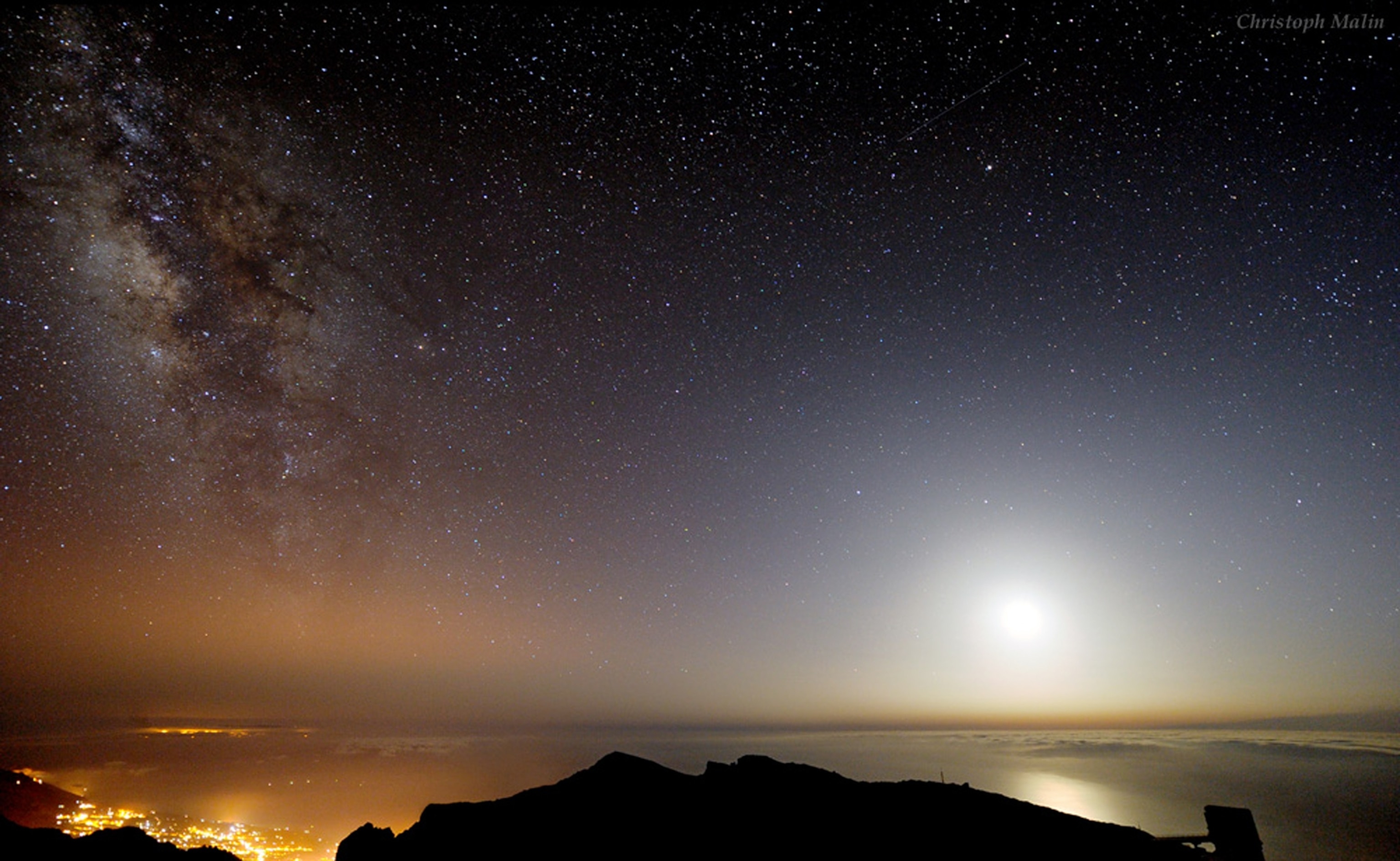 Moon picture: a full moon and the Milky Way over the Canary Islands