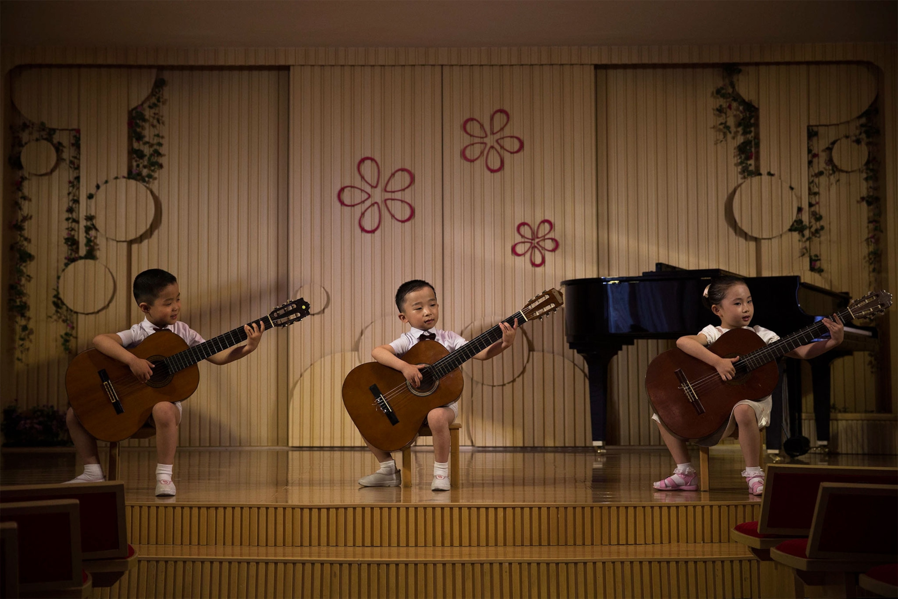 children performing in North Korea