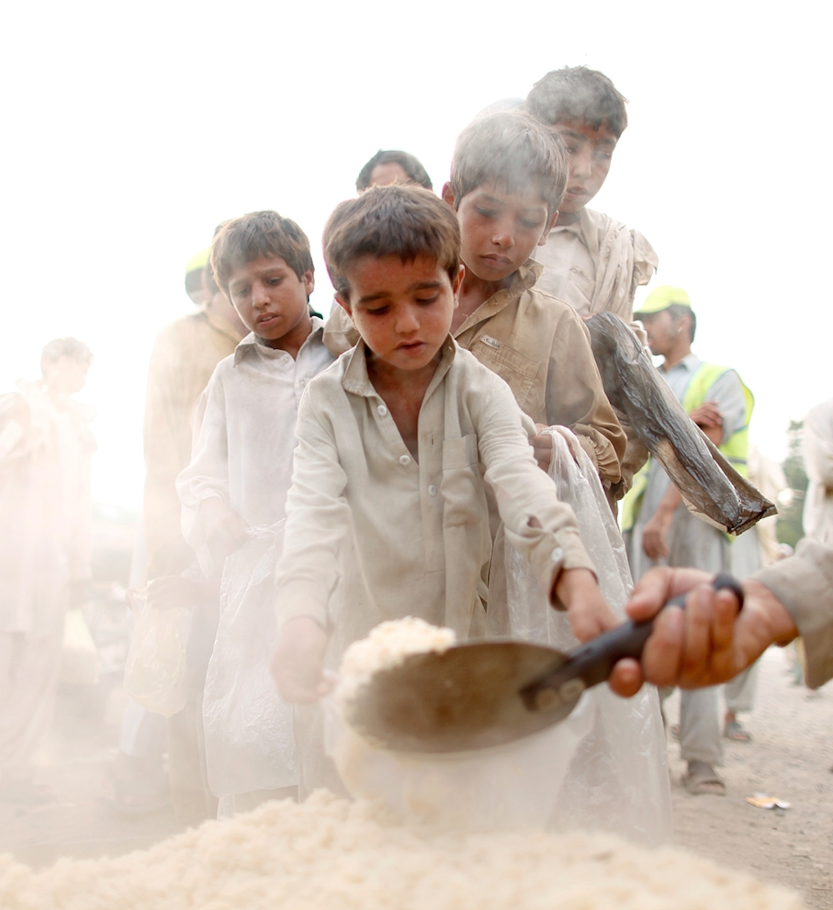 Pakistani flood victims waiting for food