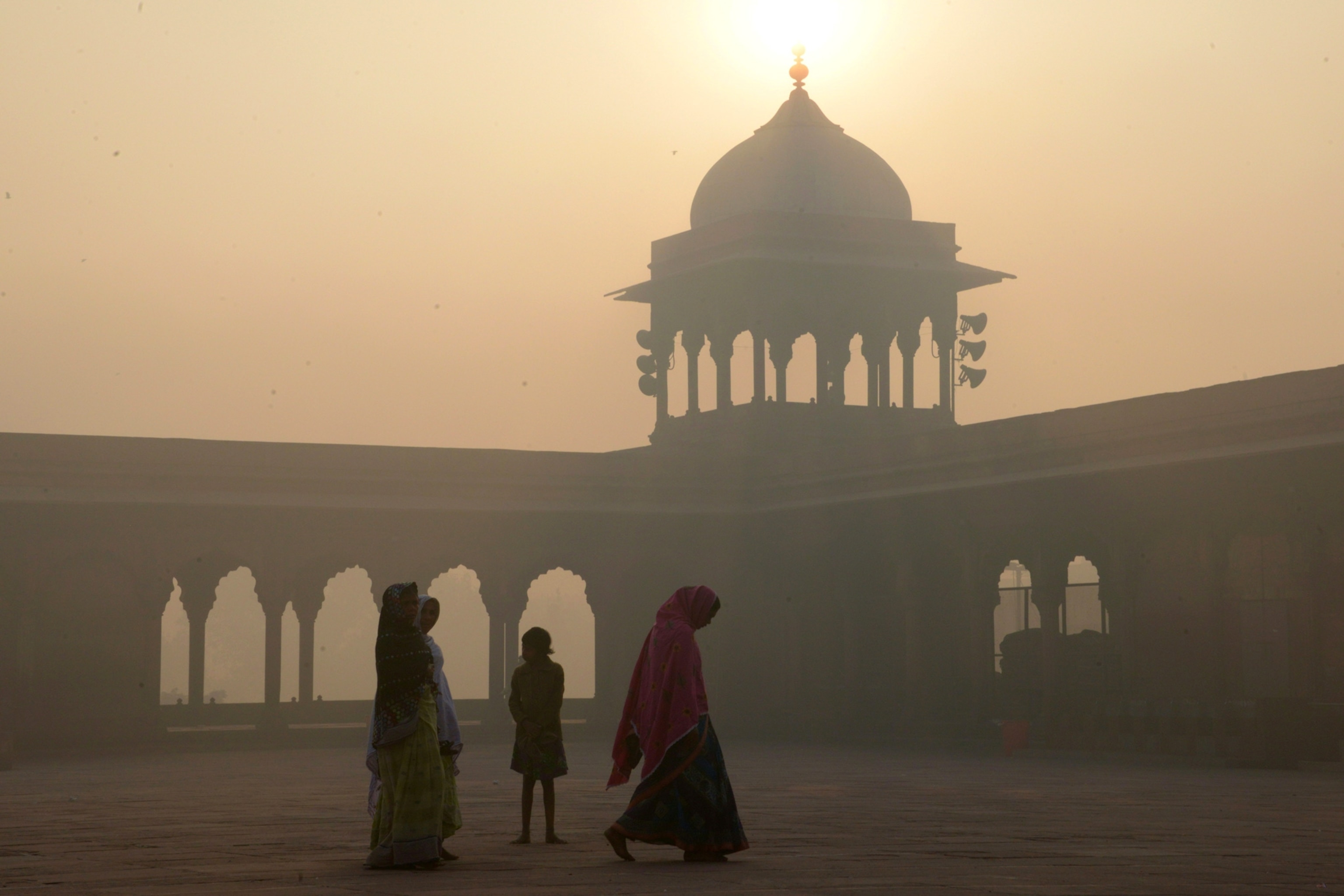 Indian women walking in smog in Delhi