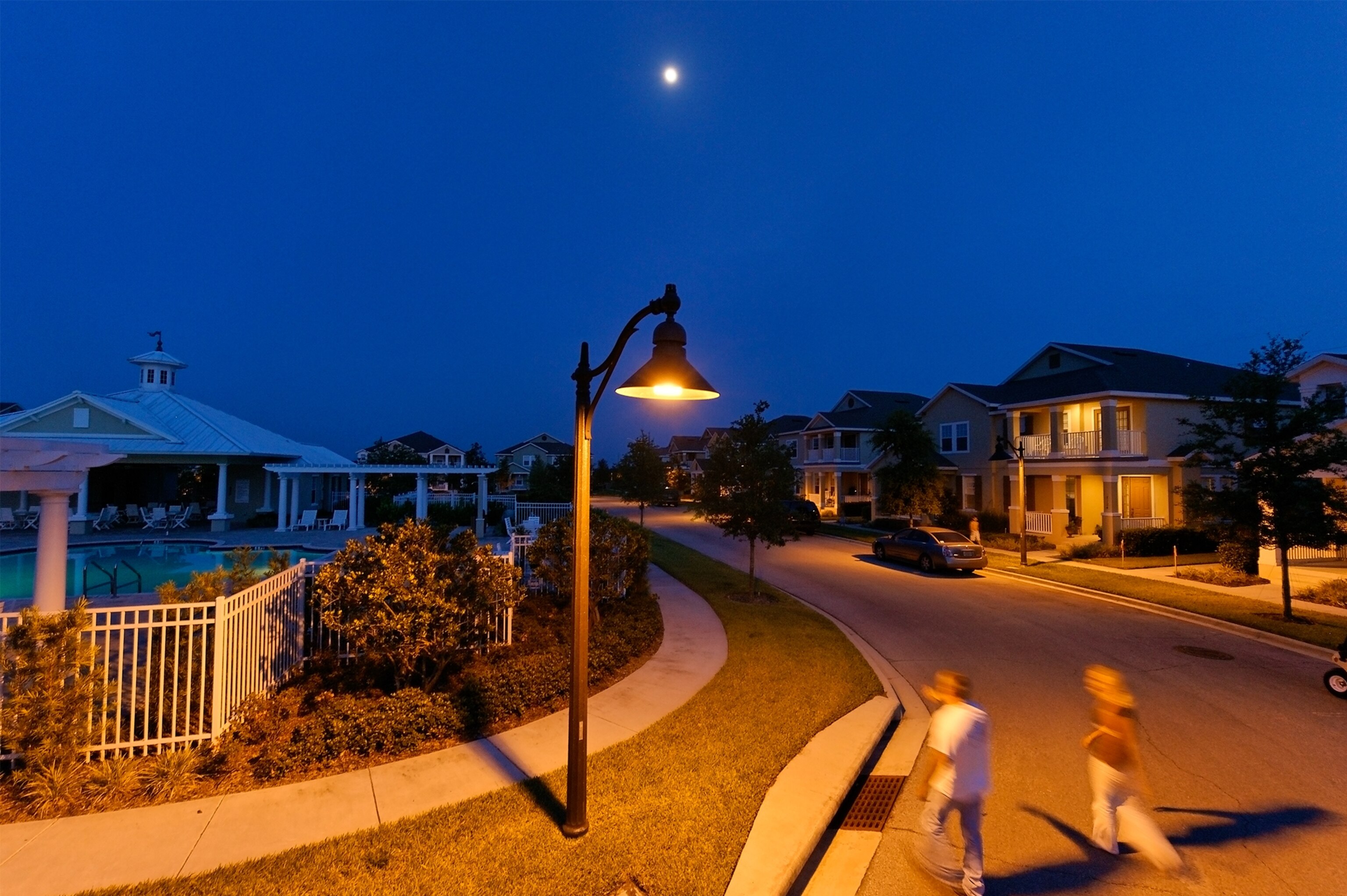 the Golden Gate Bridge in San Francisco at night.