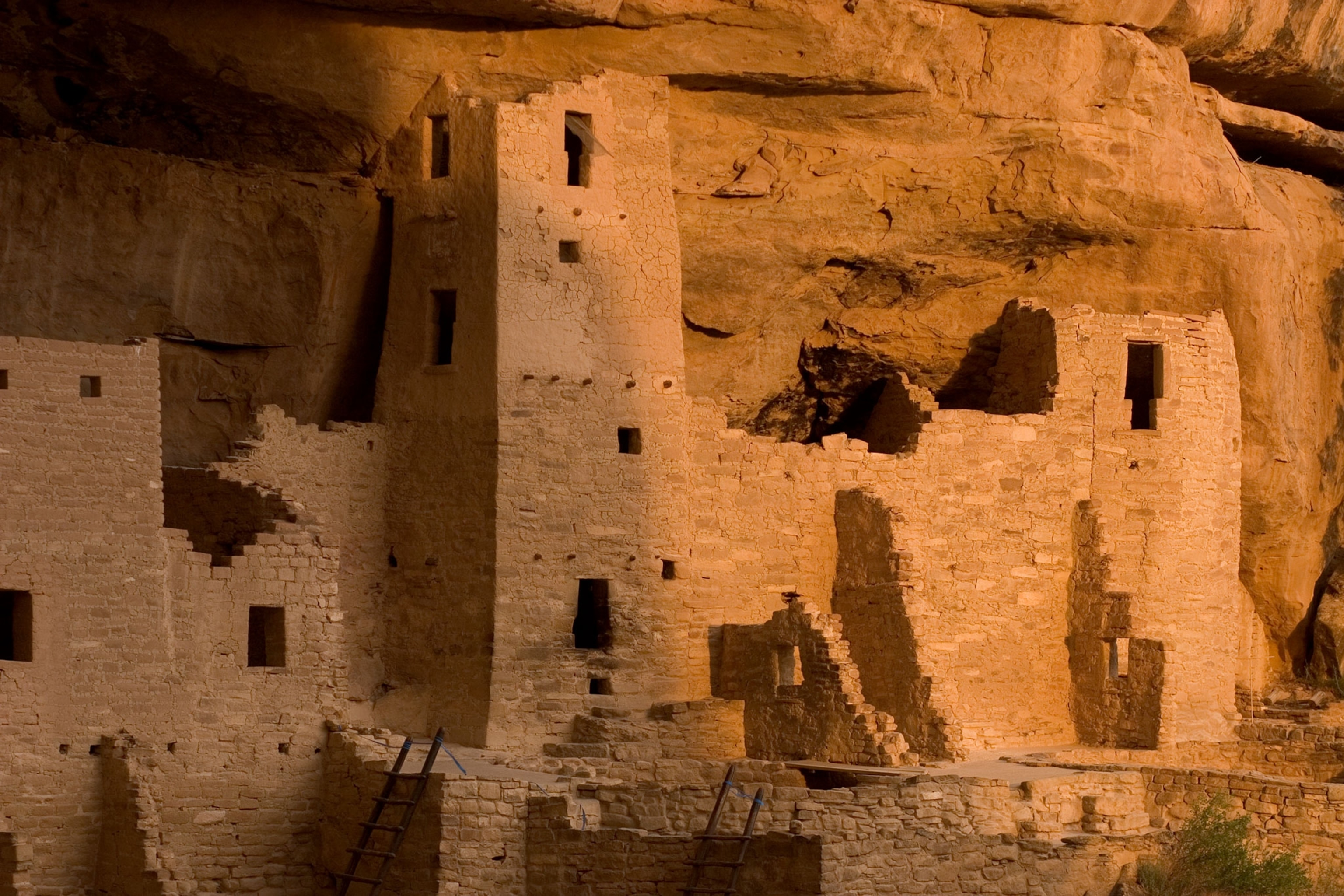 ruins of a cliff dwelling in Mesa Verde National Park