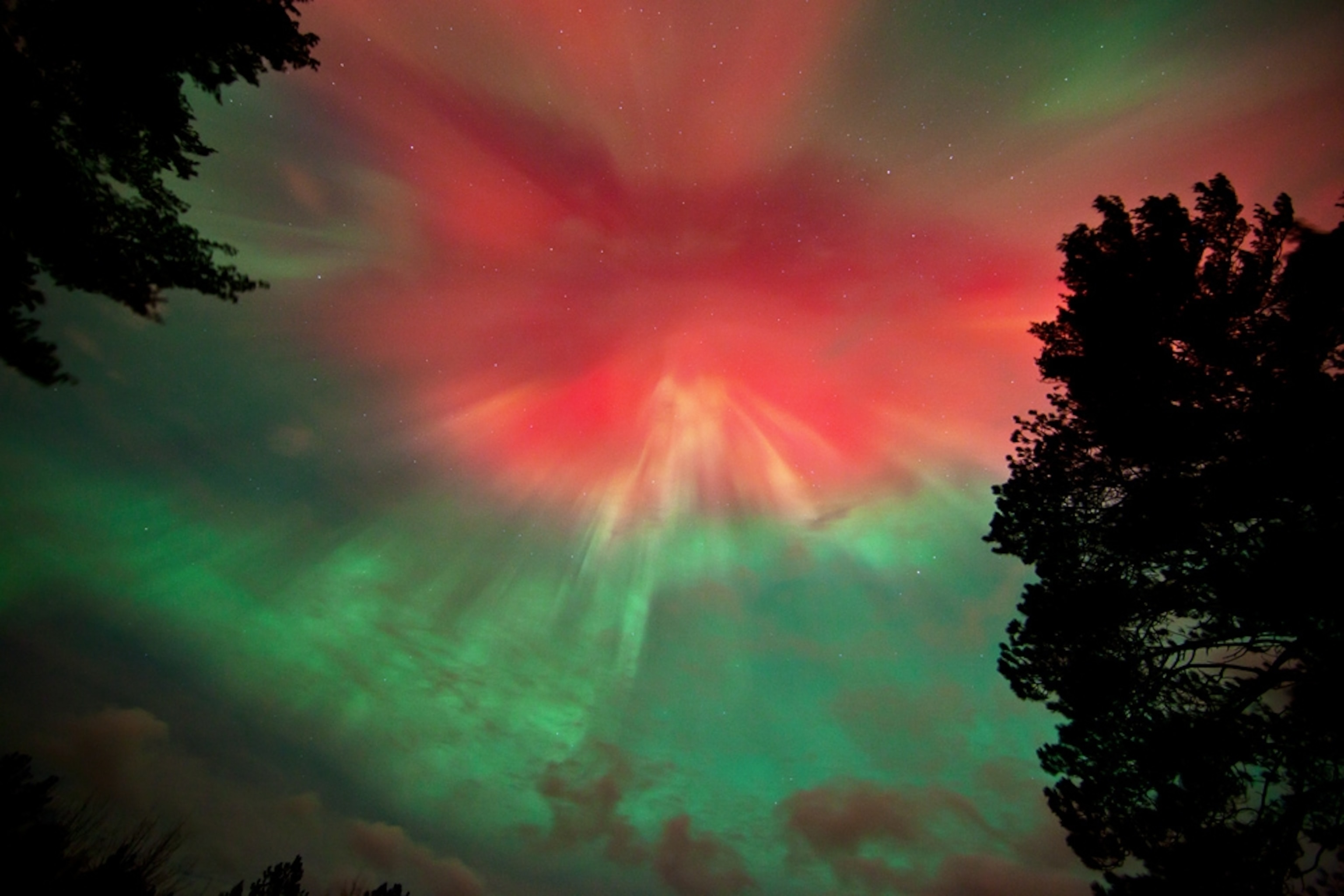 Aurora picture: red and green lights over Michigan
