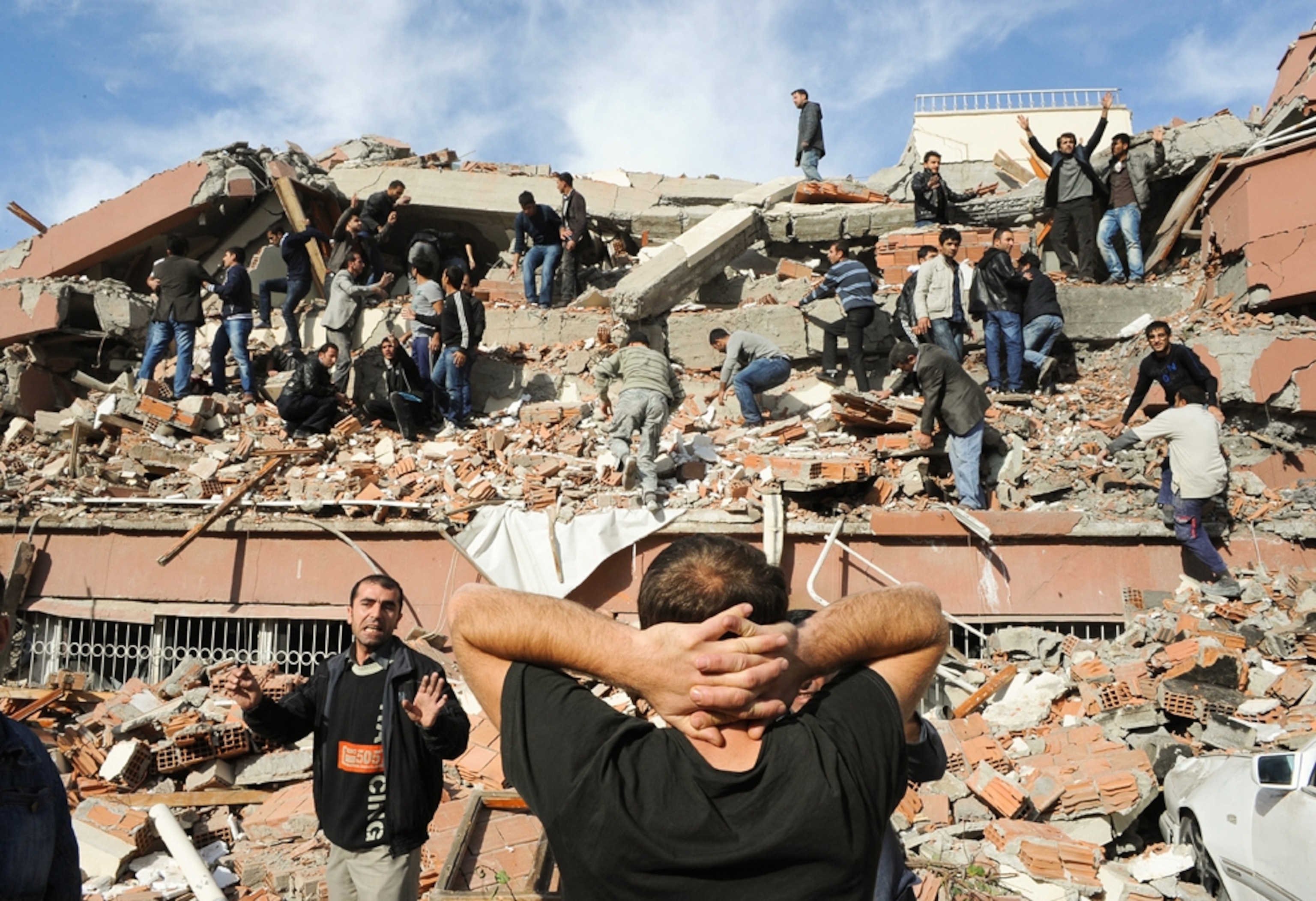 Turkey earthquake picture: People searching for survivors amid collapsed buildings