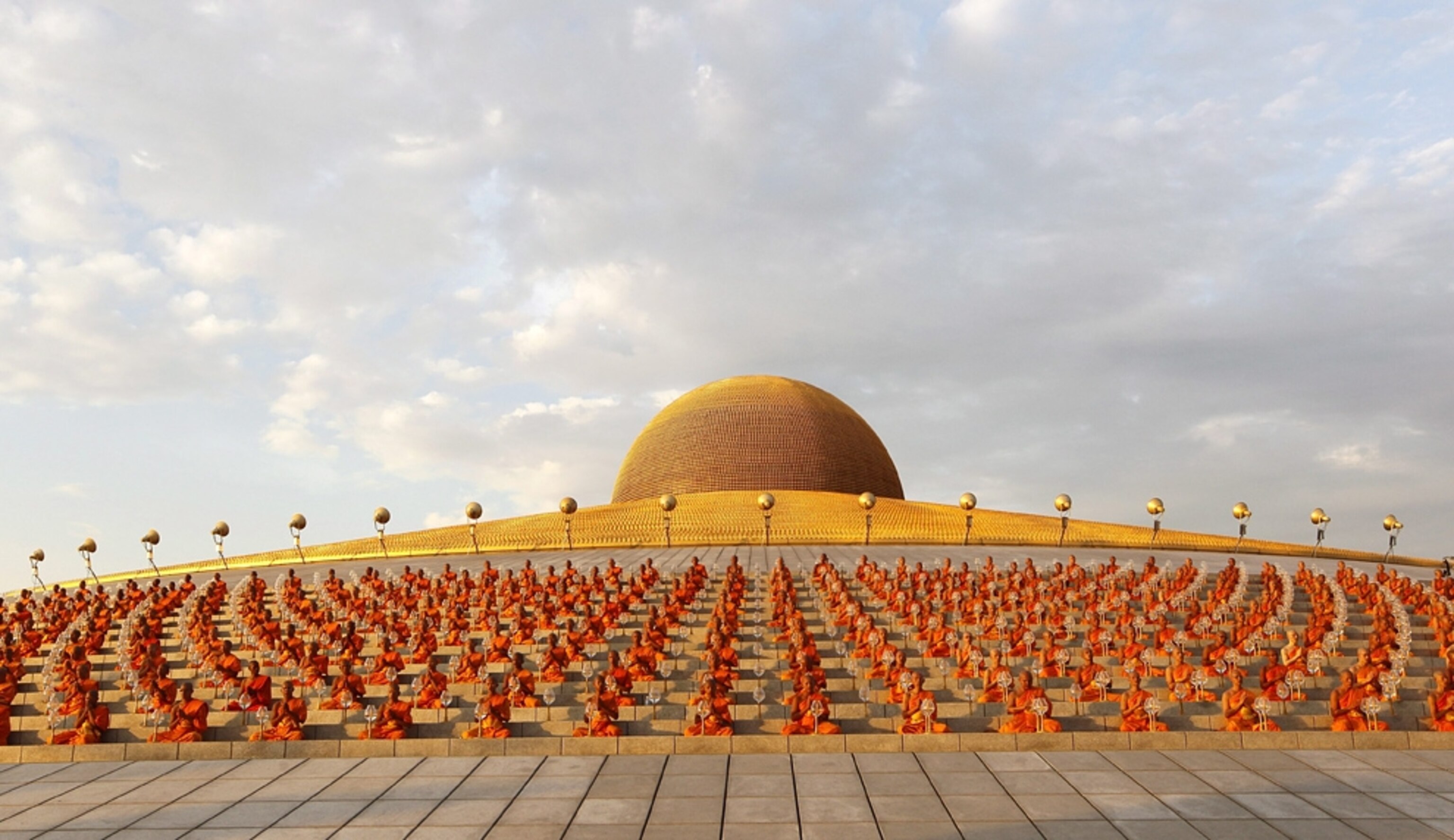 Thailand picture: rows of Buddhist monks chanting at a temple