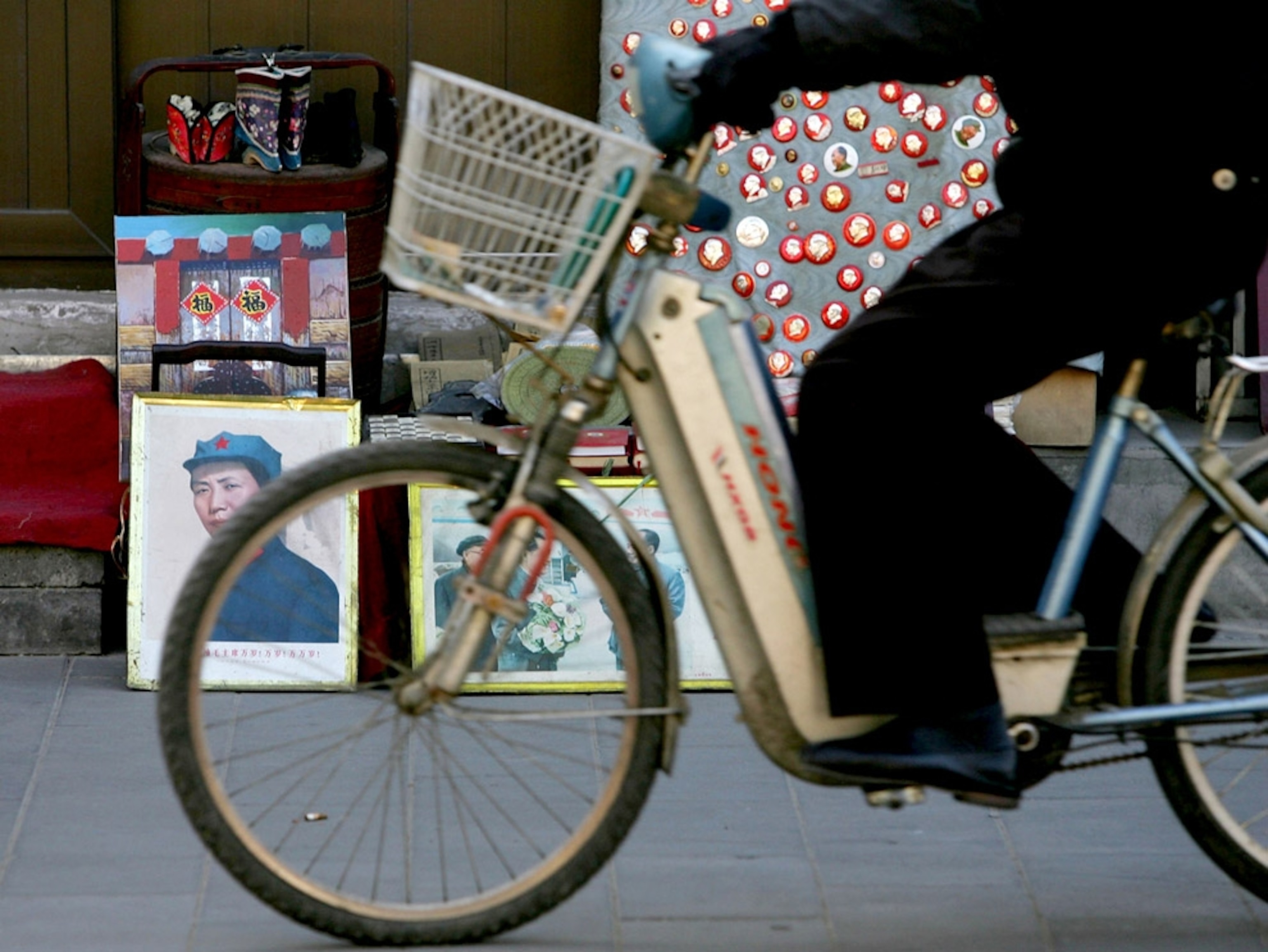 Cyclist on Liulichang Street