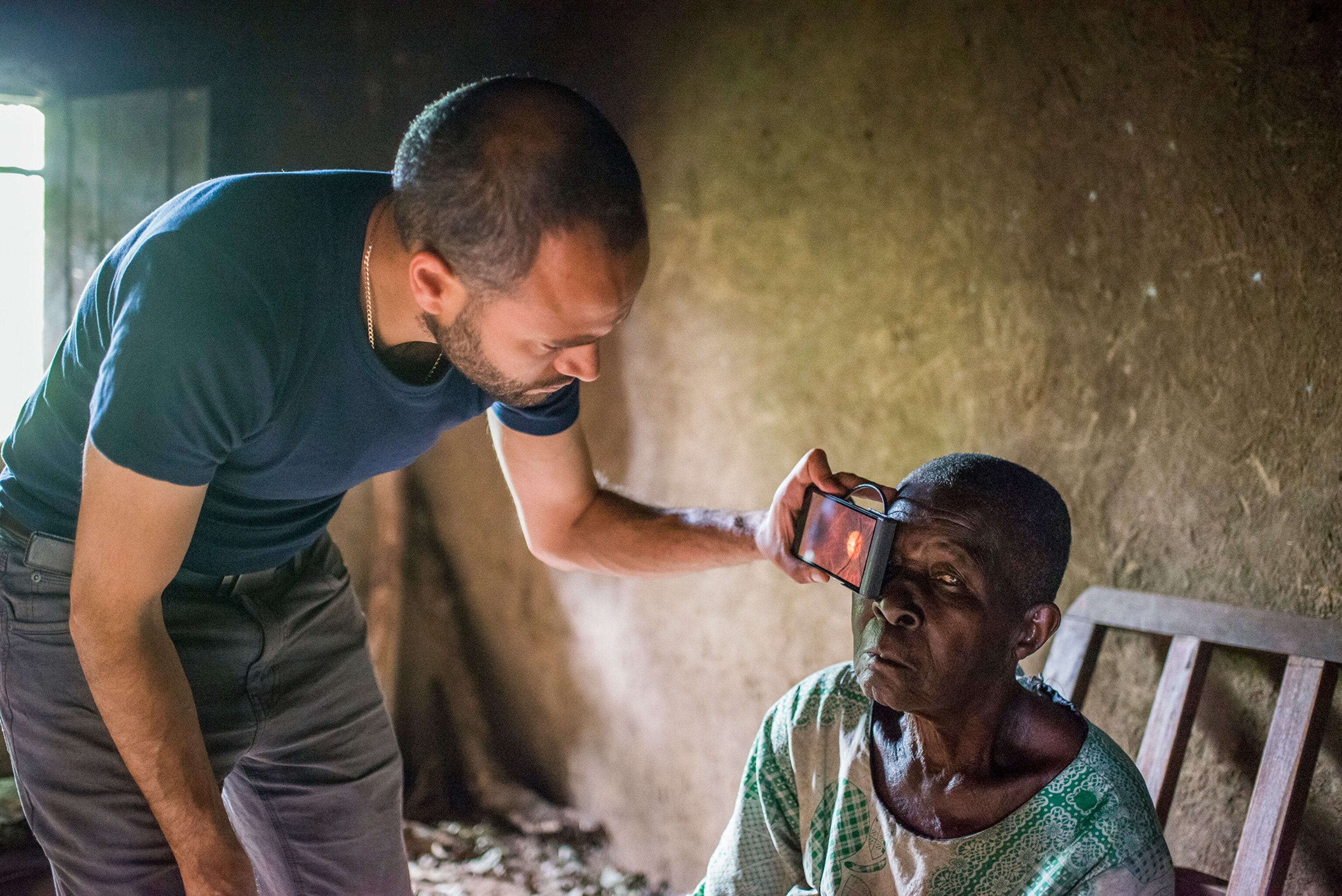 Andrew Bastawrousus the Peek device to examine cataracts.