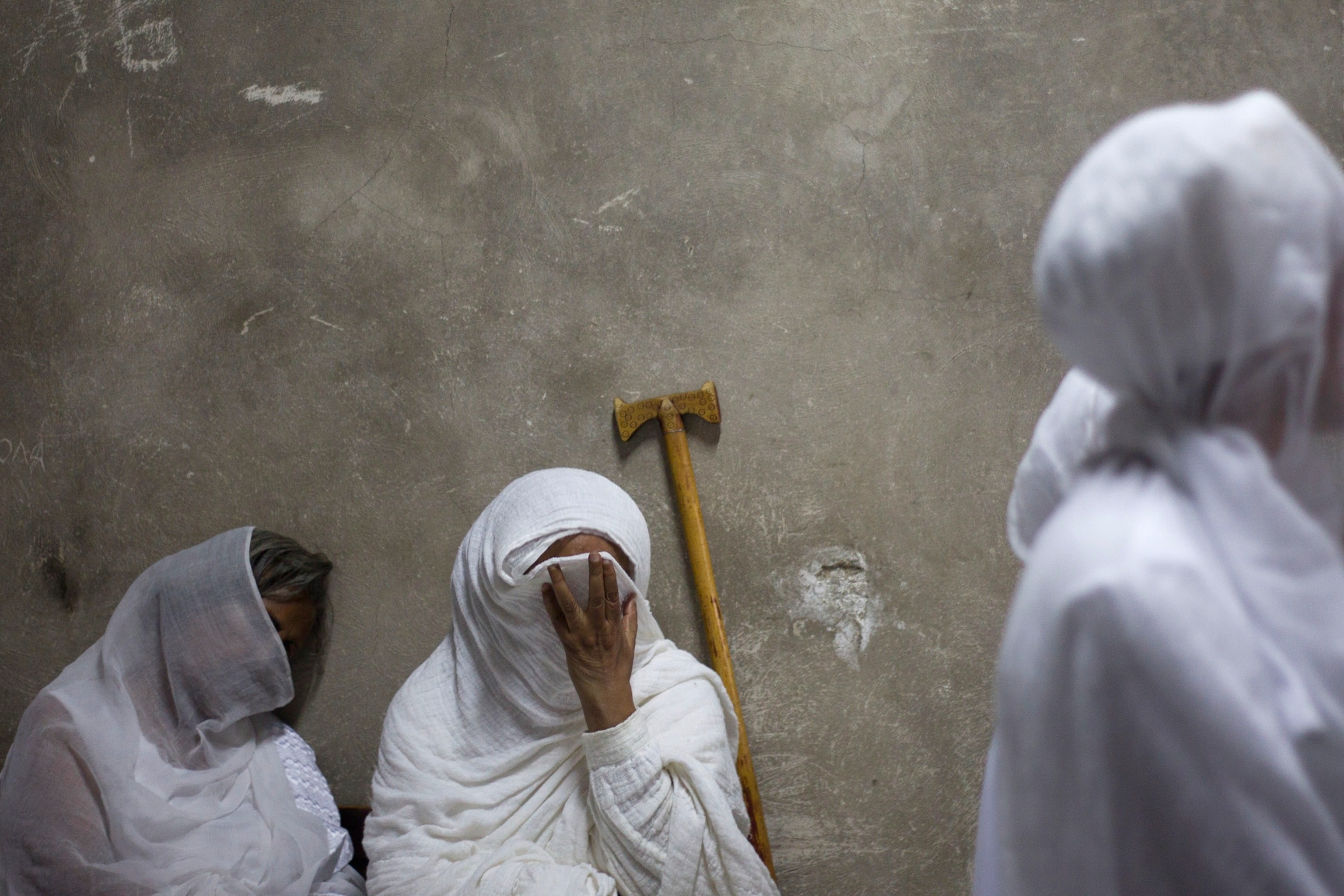 women praying in Jerusalem