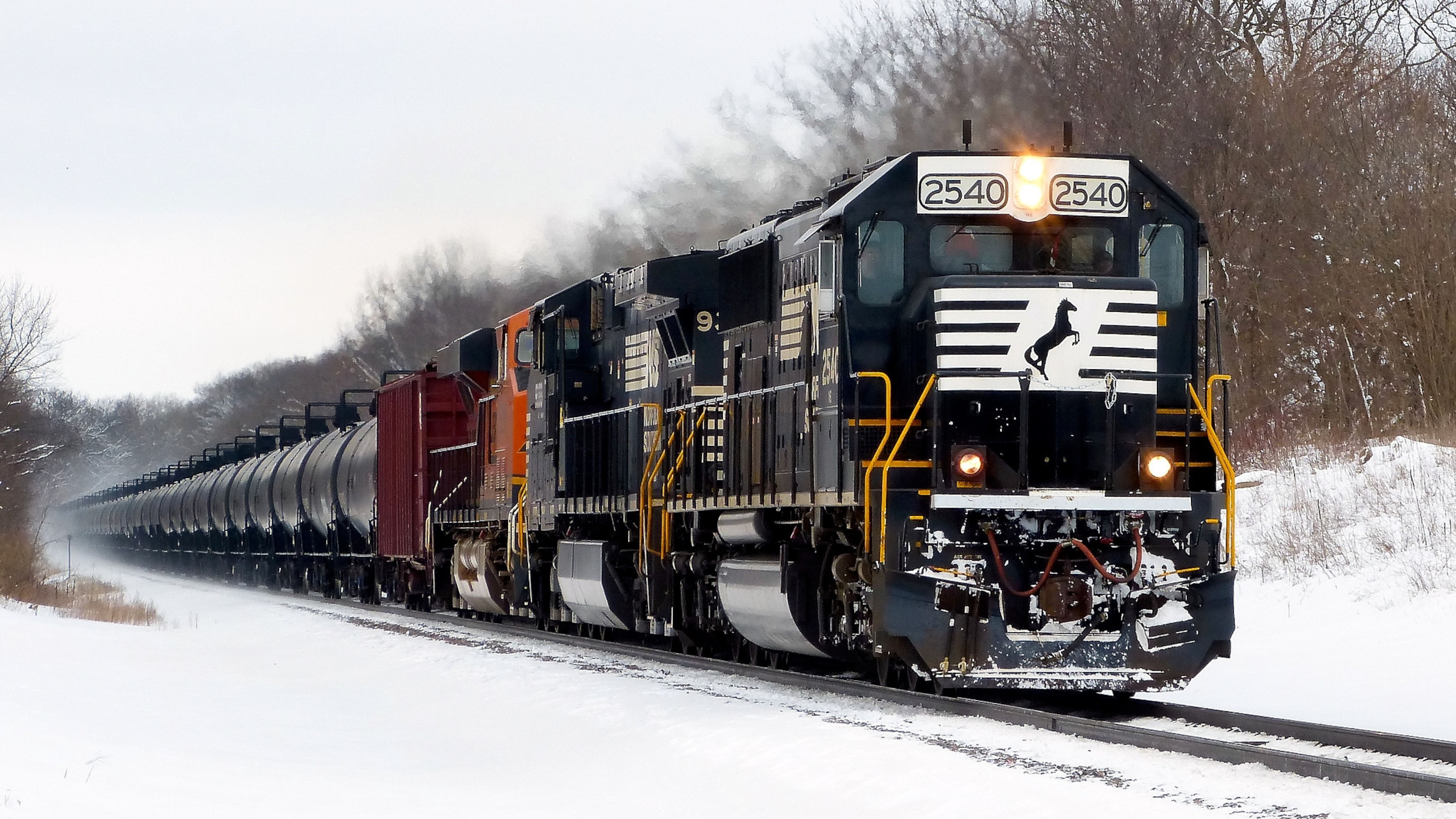 a train loaded crude oil passing through the Chicago area.