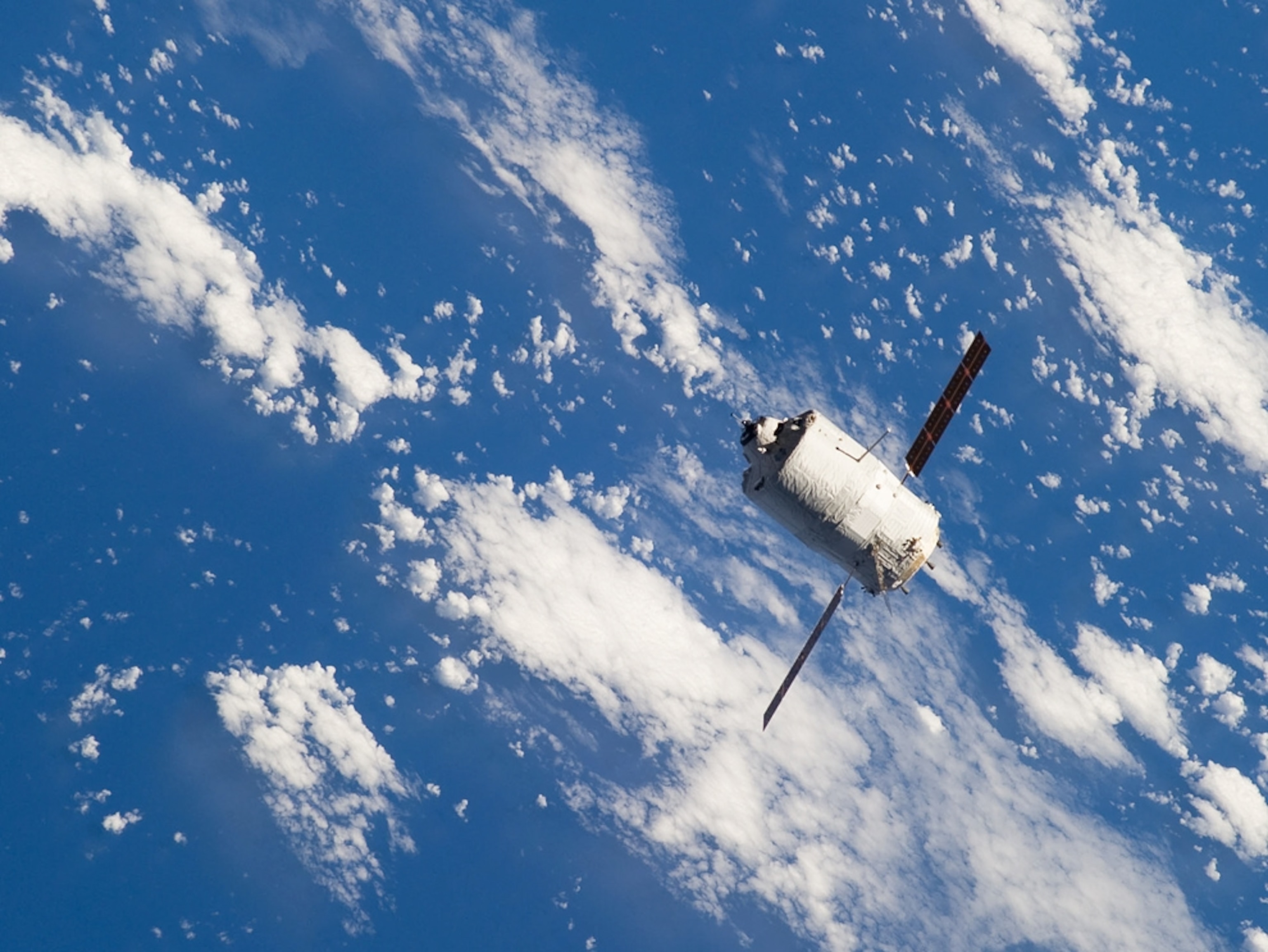 The ''Johannes Kepler'' unmanned spacecraft approaches the International Space Station in February 2011.