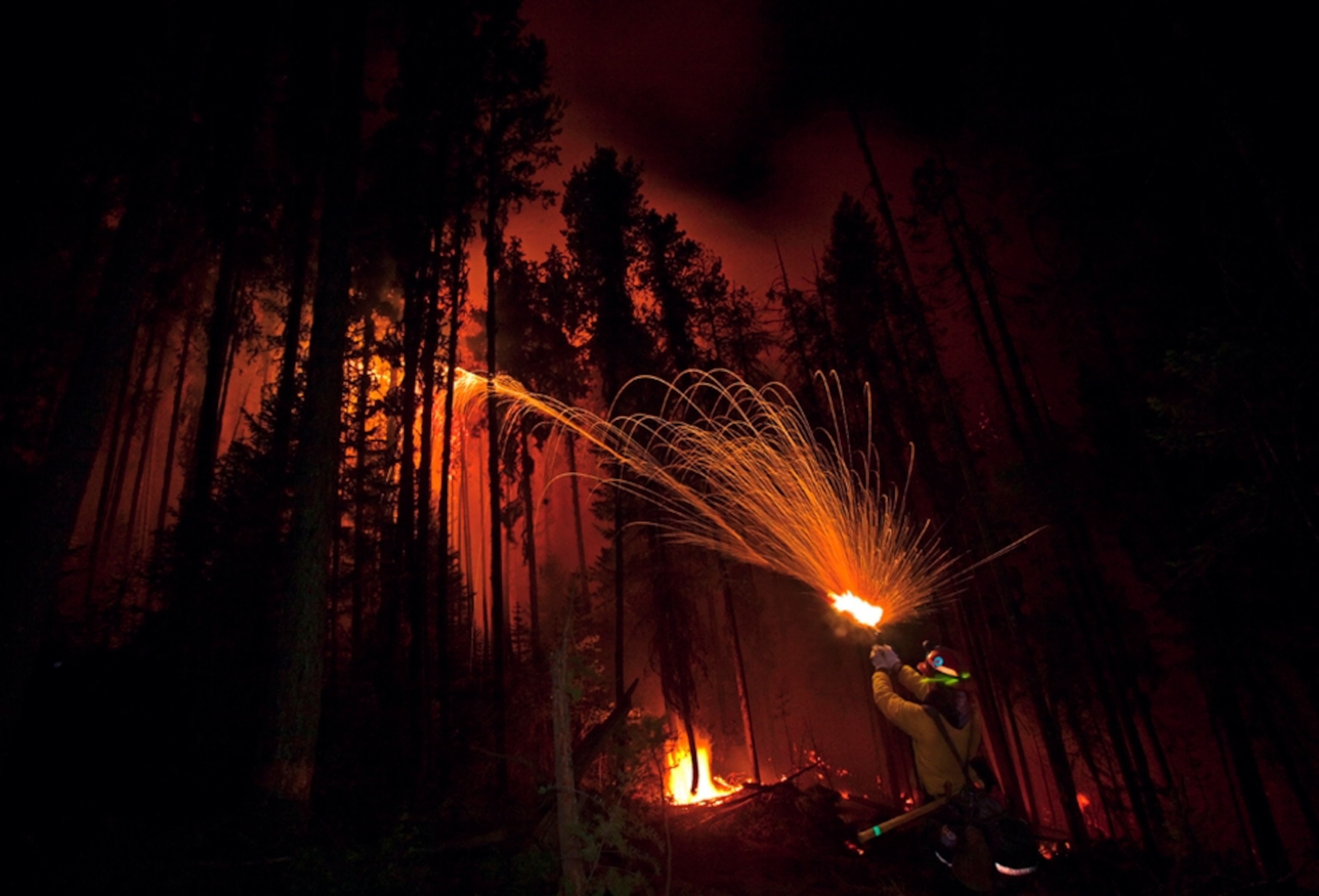 Firefighter creates backfire to fight wildfire