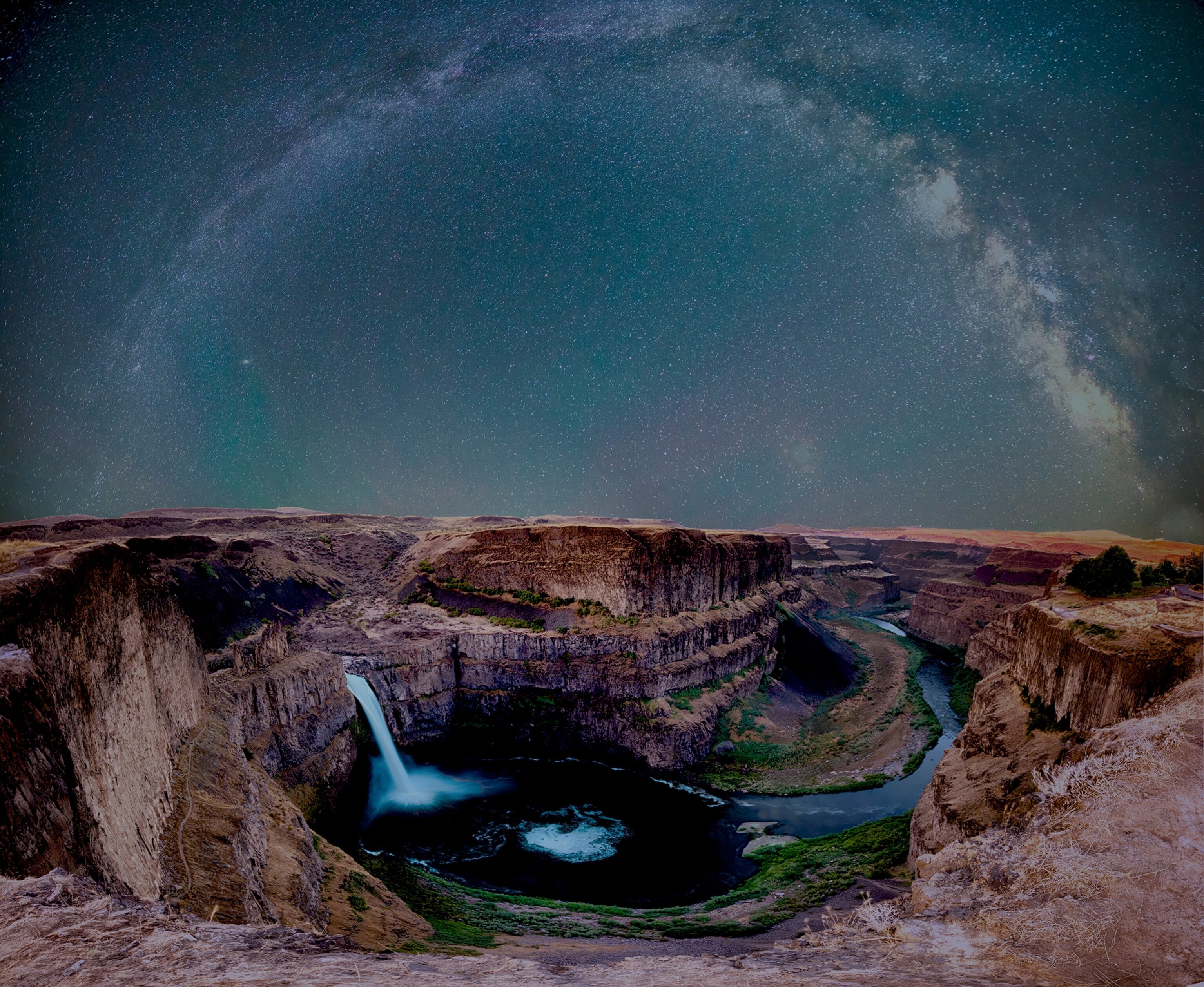 milky way over Palouse Waterfall.