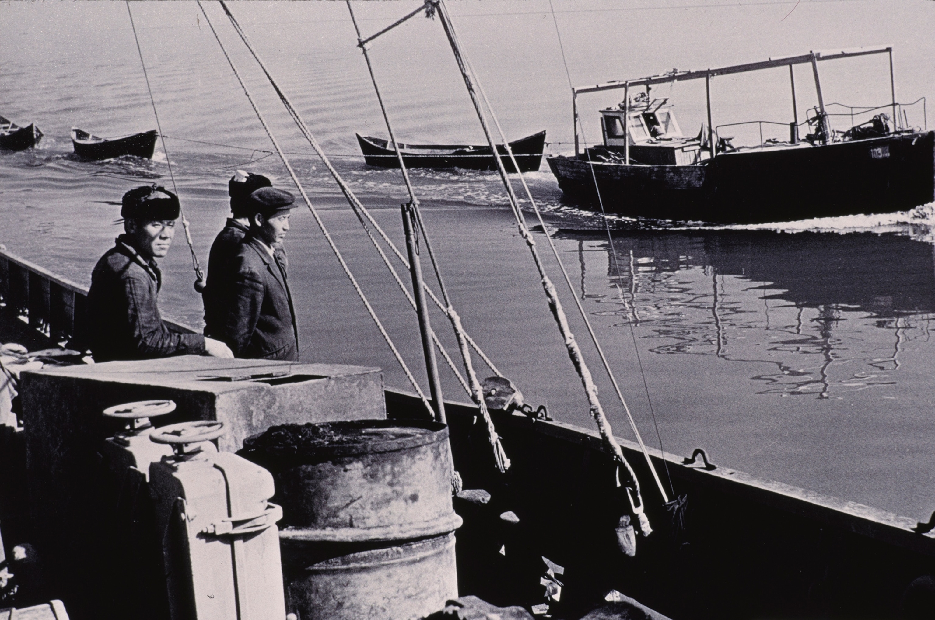 A photo from 1960 shows the Aral Sea harbor at Muyank.