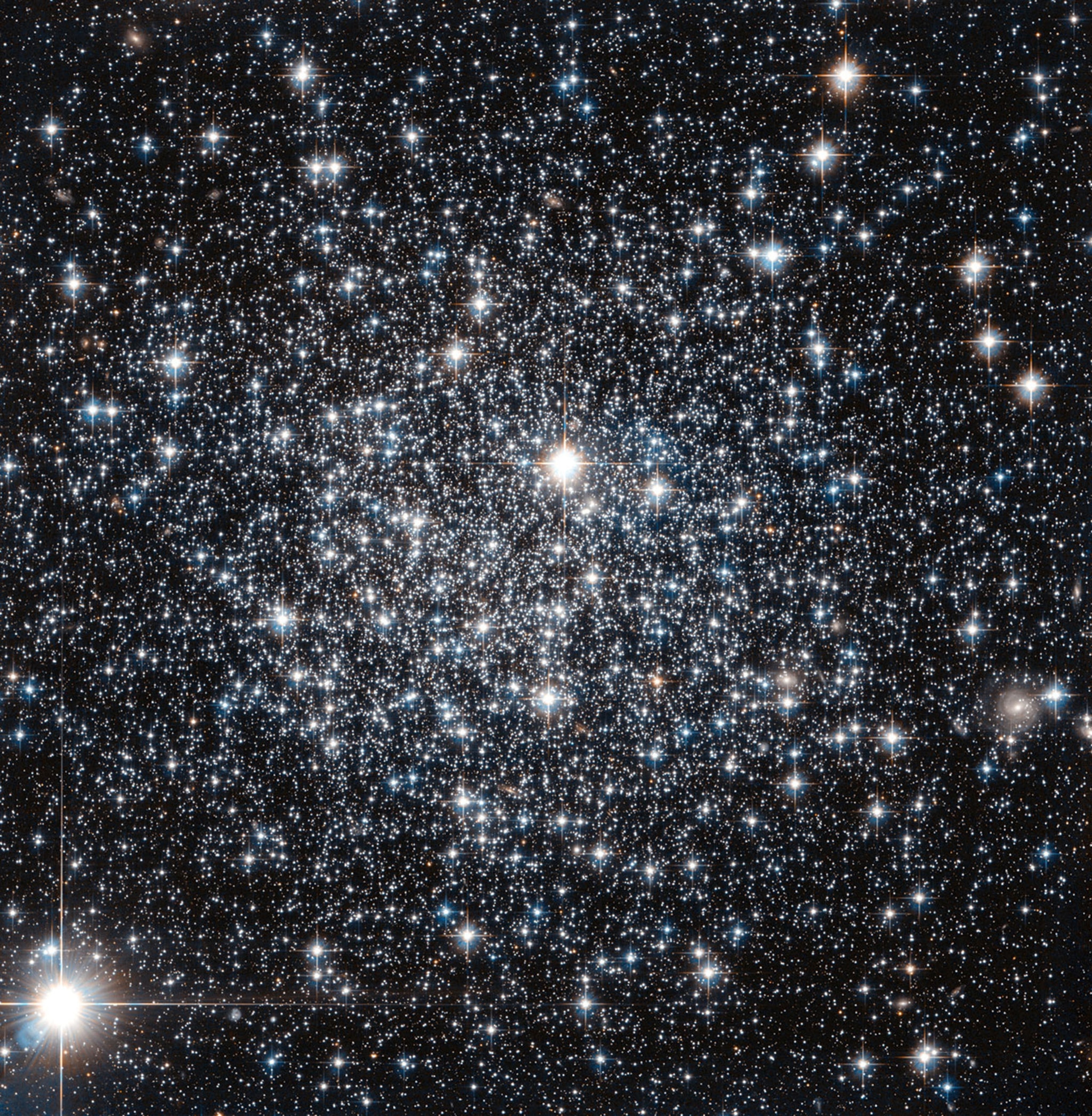 This new NASA/ESA Hubble Space Telescope image shows the globular cluster IC 4499. Globular clusters are big balls of old stars that orbit around their host galaxy. It has long been believed that all the stars within a globular cluster form at the about same time, a property which can be used to determine the cluster's age.
