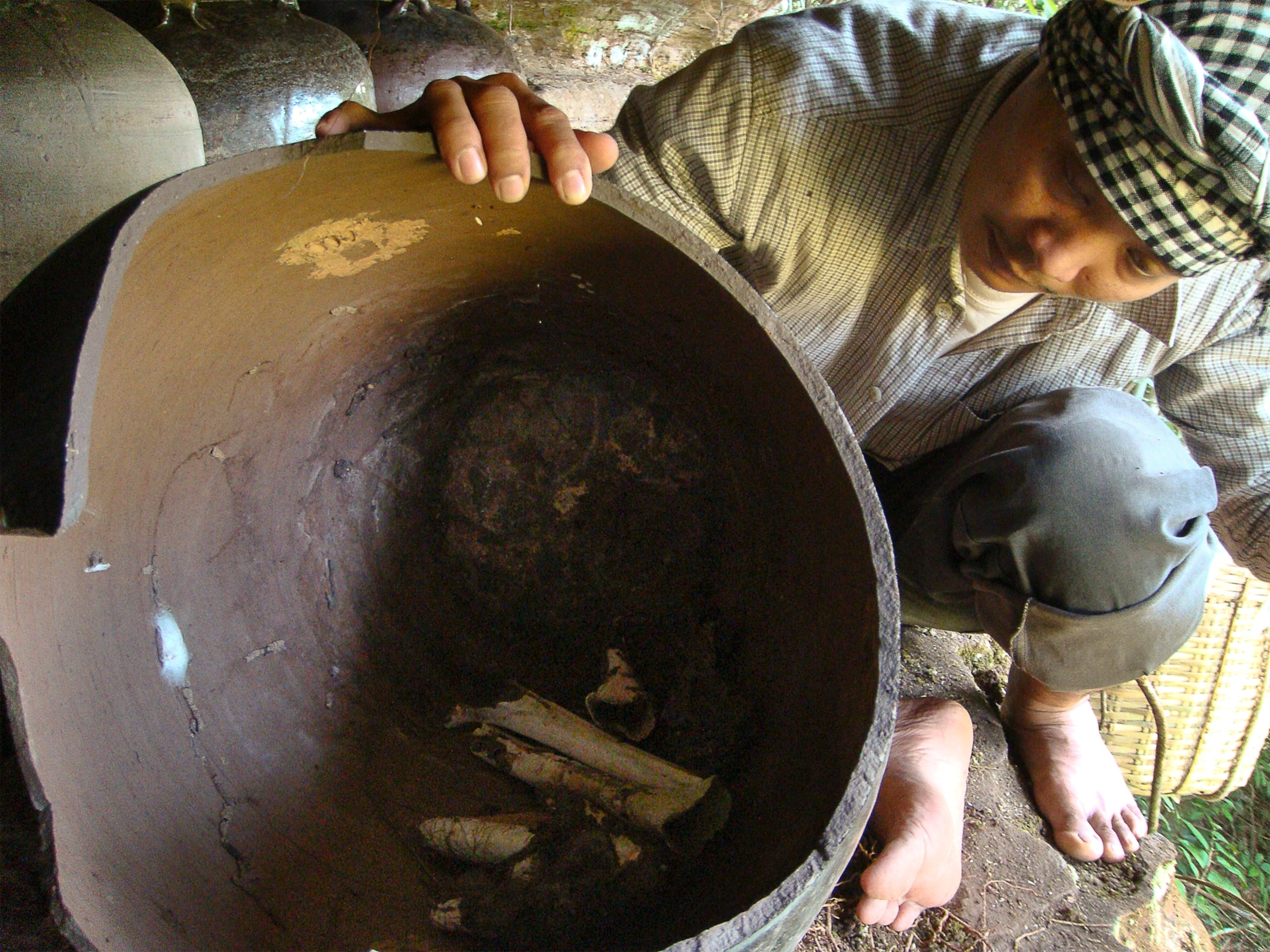 Body jar picture: mountain burial in Cambodia