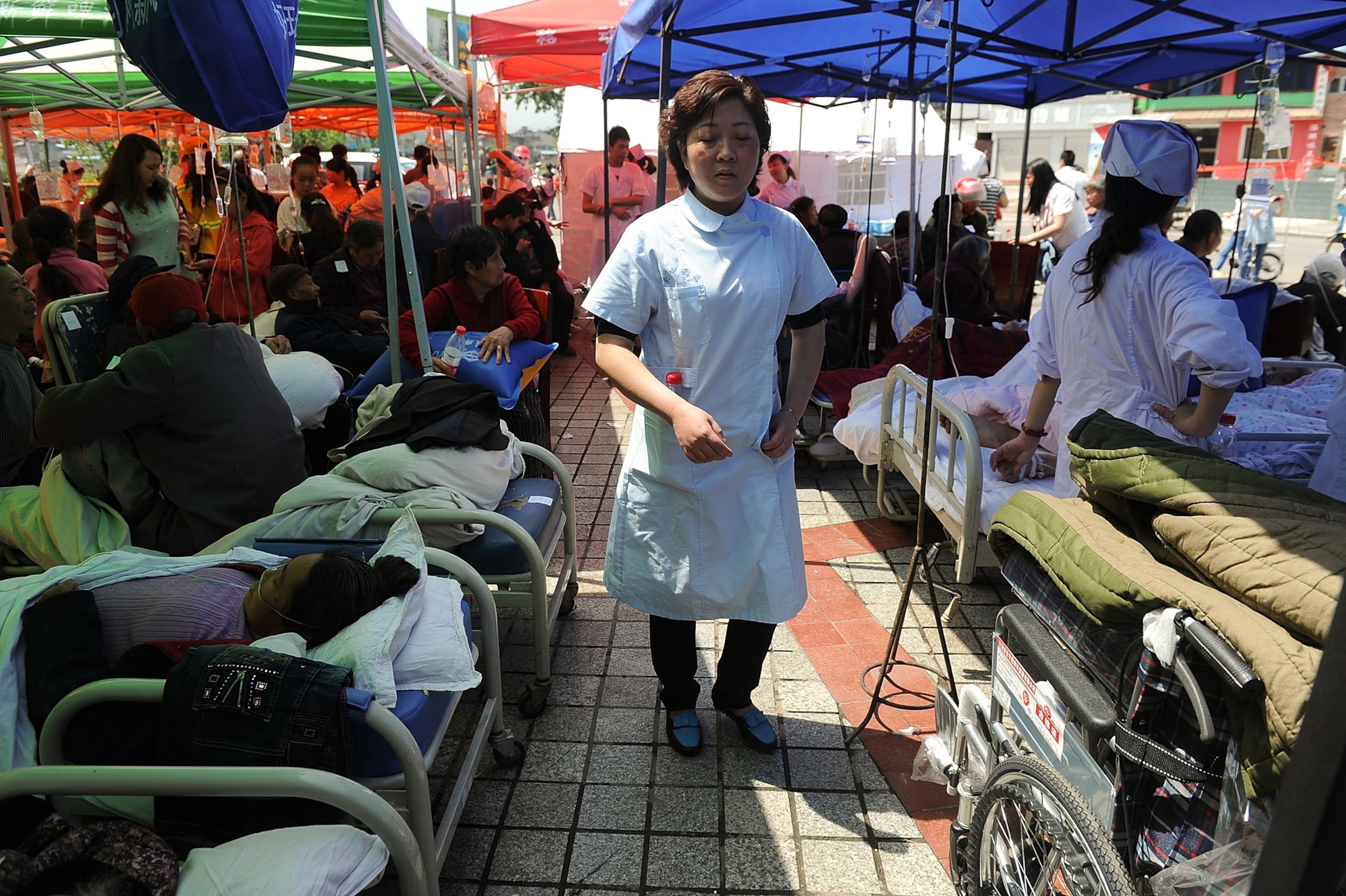 China earthquake picture: Victims receive medical treatment