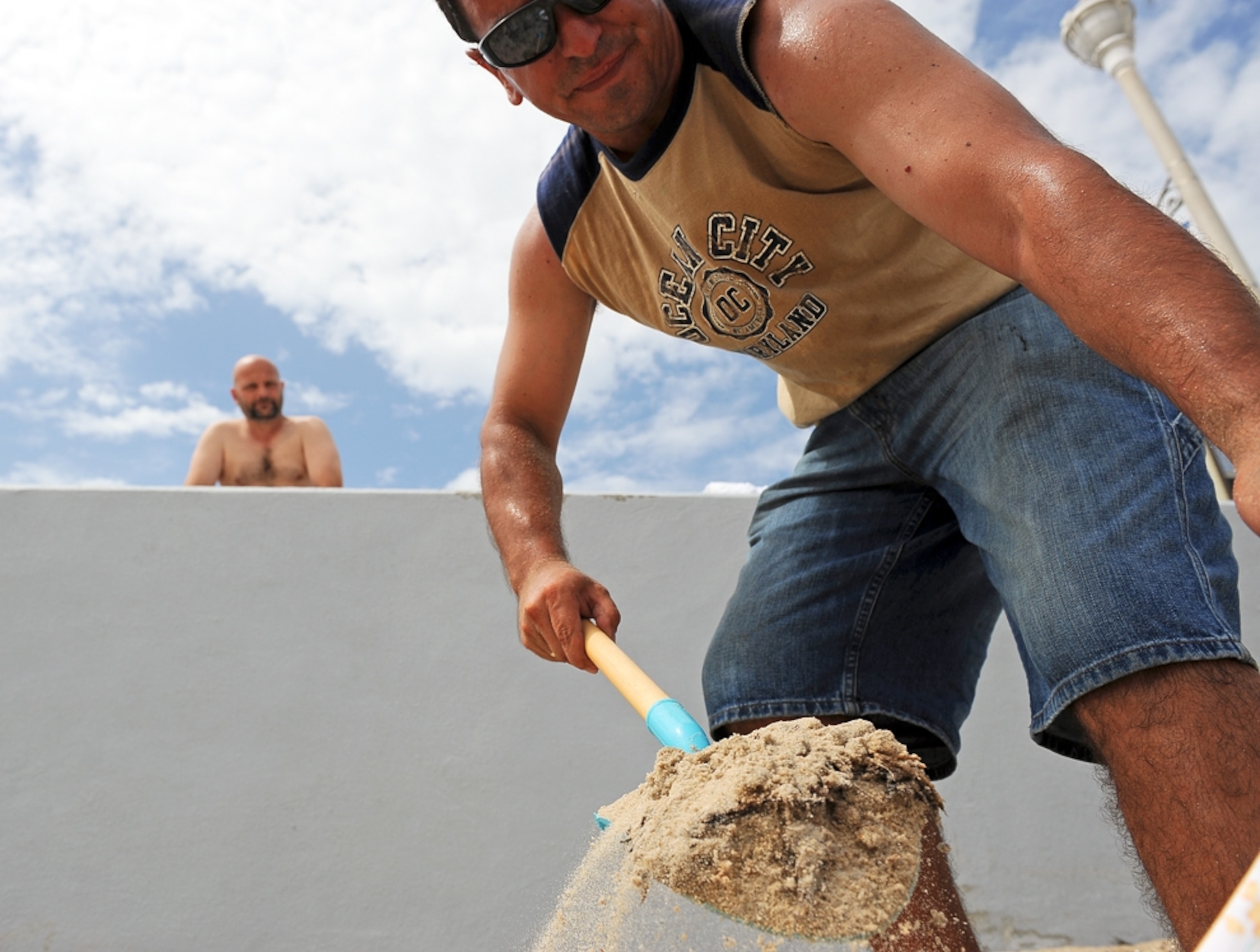 Hurricane Irene picture: people fill sandbags to protect a hotel in Maryland