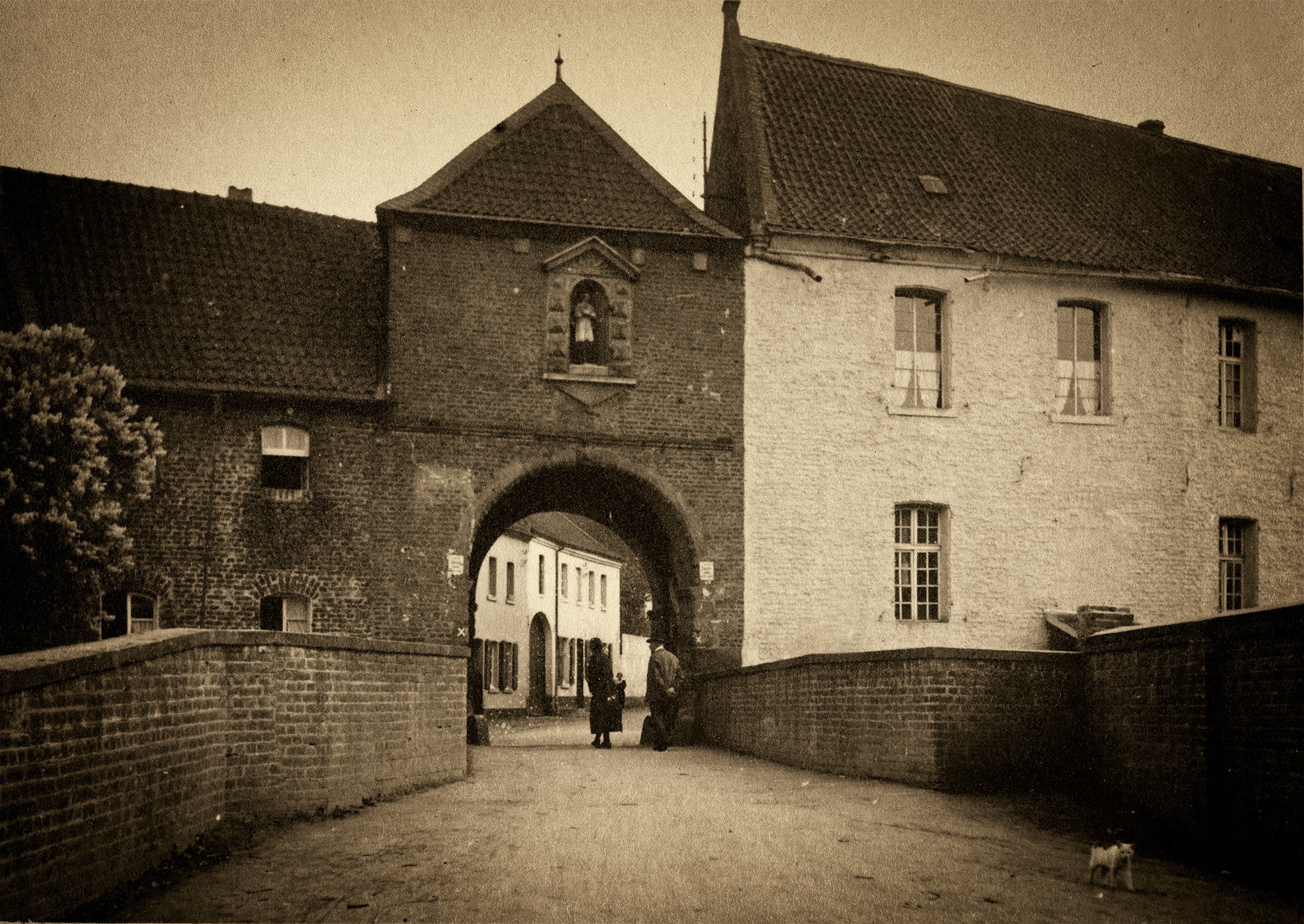 A 1930s photograph shows a gateway into the medieval center of Bedburg, Germany.