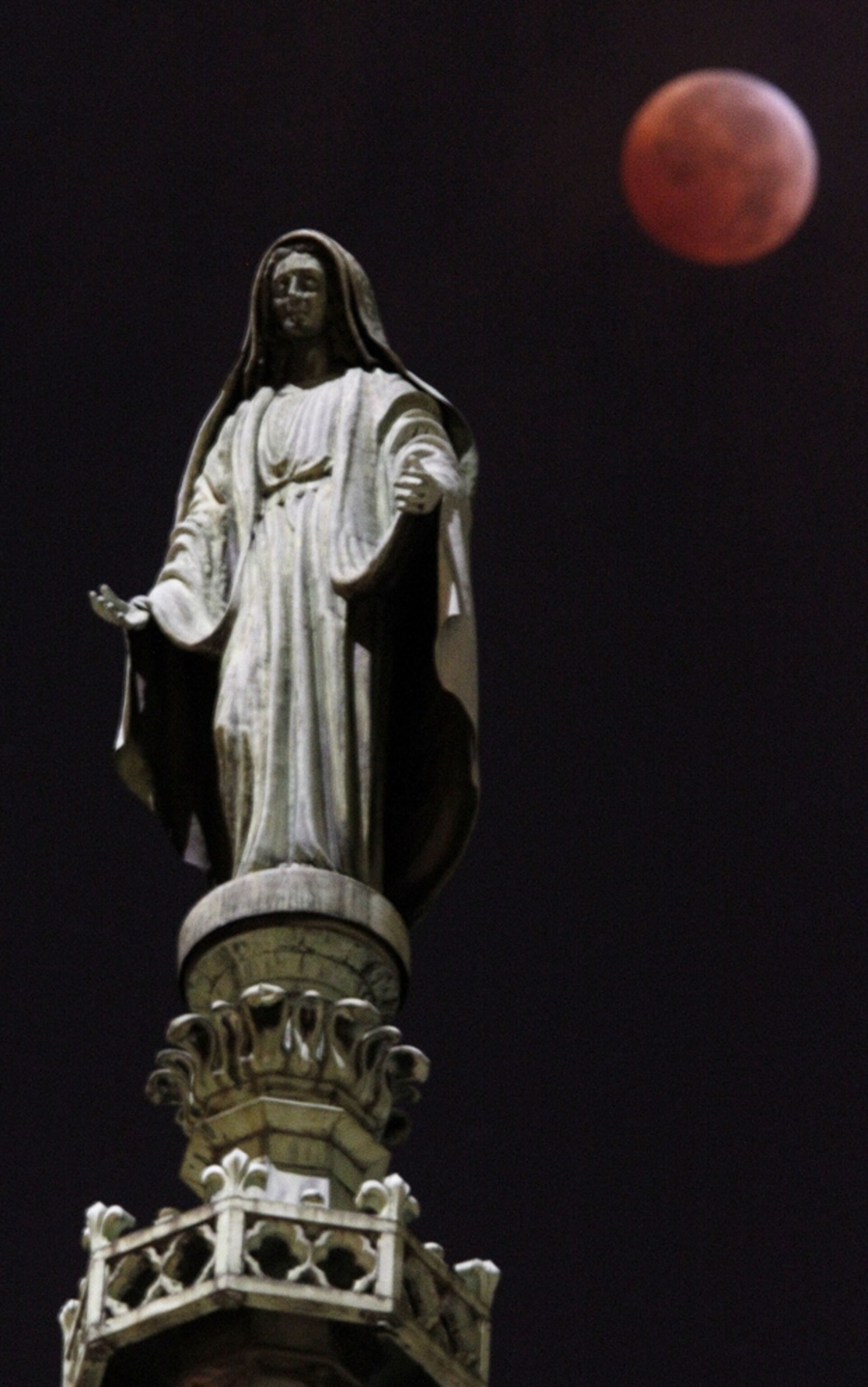 Red lunar eclipse in the hours just after December 20th, 2010, over a New York City church, or cathedral (picture)